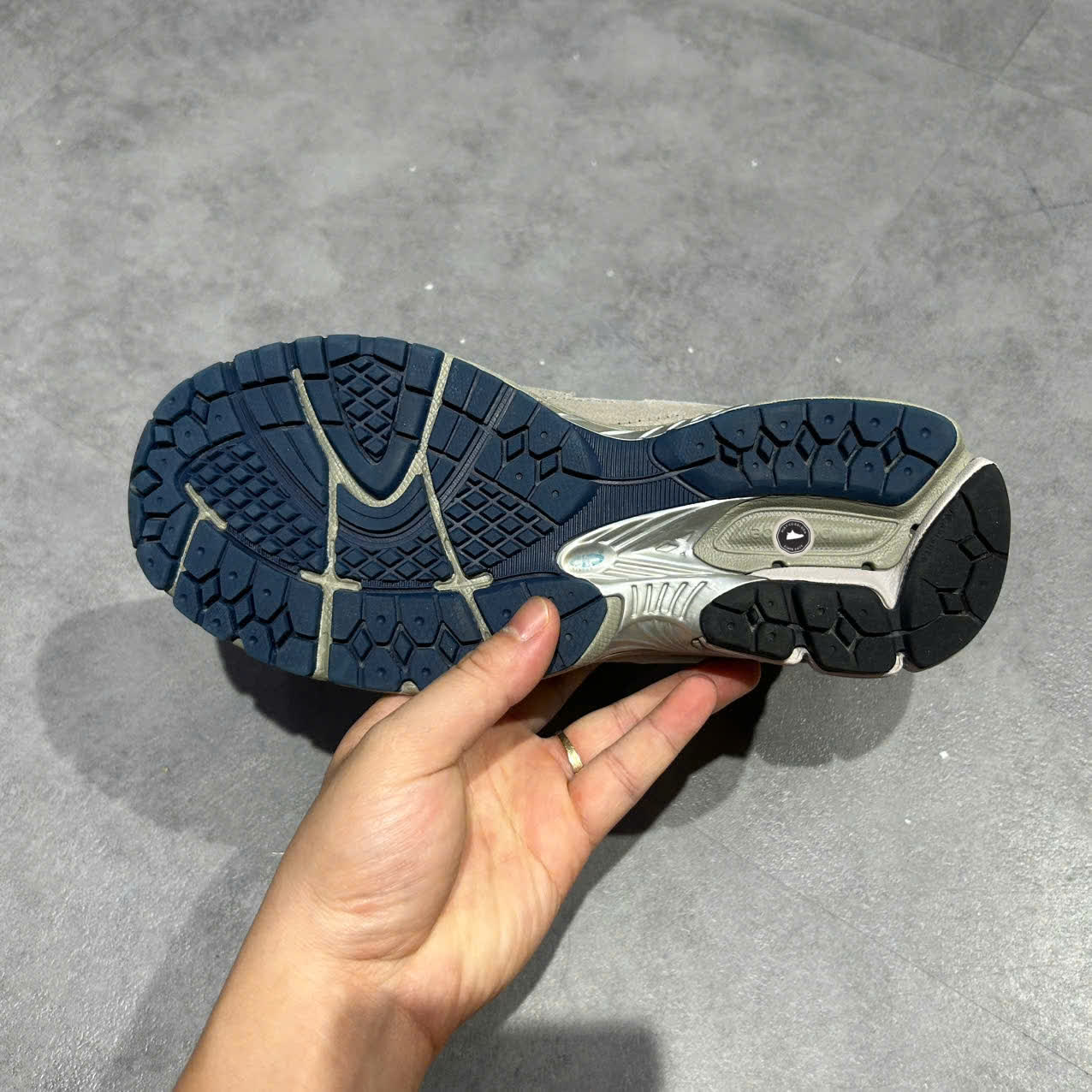 NEW BALANCE 2002R 'LIGHT GREY' ML2002RA SIZE 41.5 GIÀY 2HAND CHÍNH HÃNG PVN20355