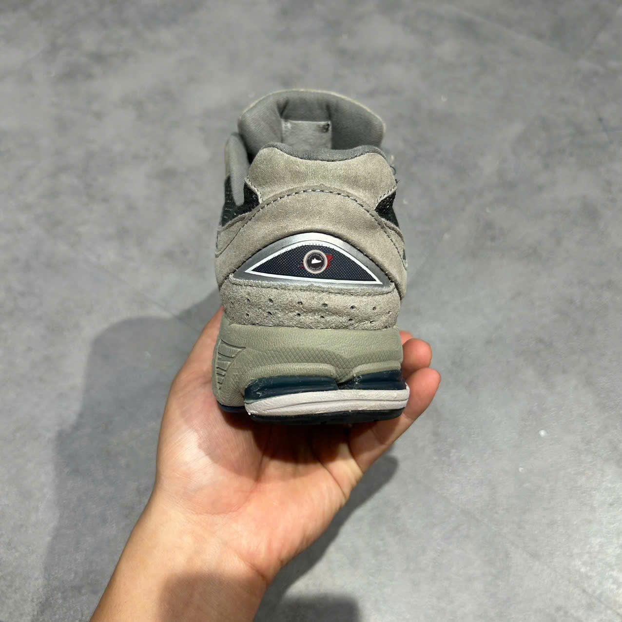 NEW BALANCE 2002R 'LIGHT GREY' ML2002RA SIZE 41.5 GIÀY 2HAND CHÍNH HÃNG PVN20355