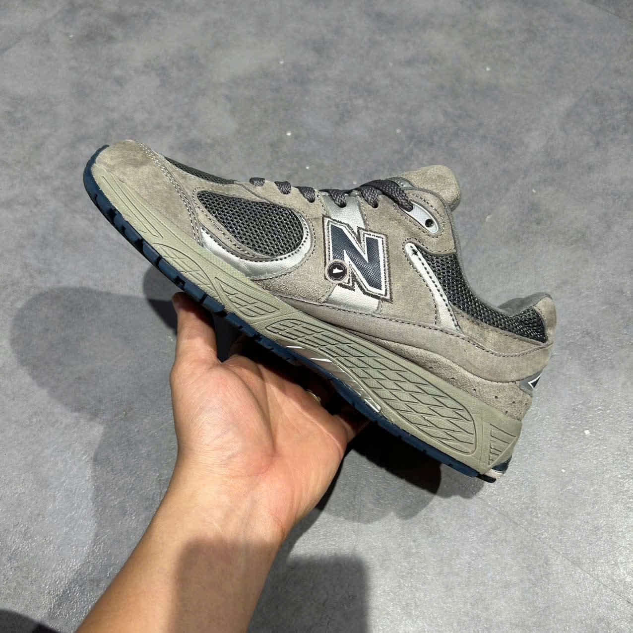 NEW BALANCE 2002R 'LIGHT GREY' ML2002RA SIZE 41.5 GIÀY 2HAND CHÍNH HÃNG PVN20355