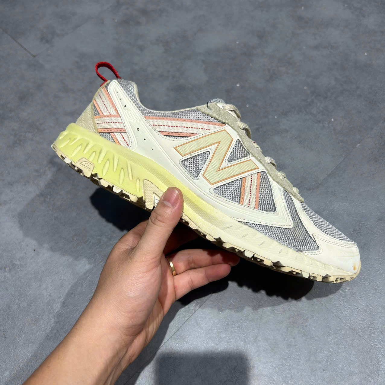 NEW BALANCE 410 ‘BEIGE / BROWN’ MT410KA5 SIZE 42.5 GIÀY 2HAND CHÍNH HÃNG PVN20312