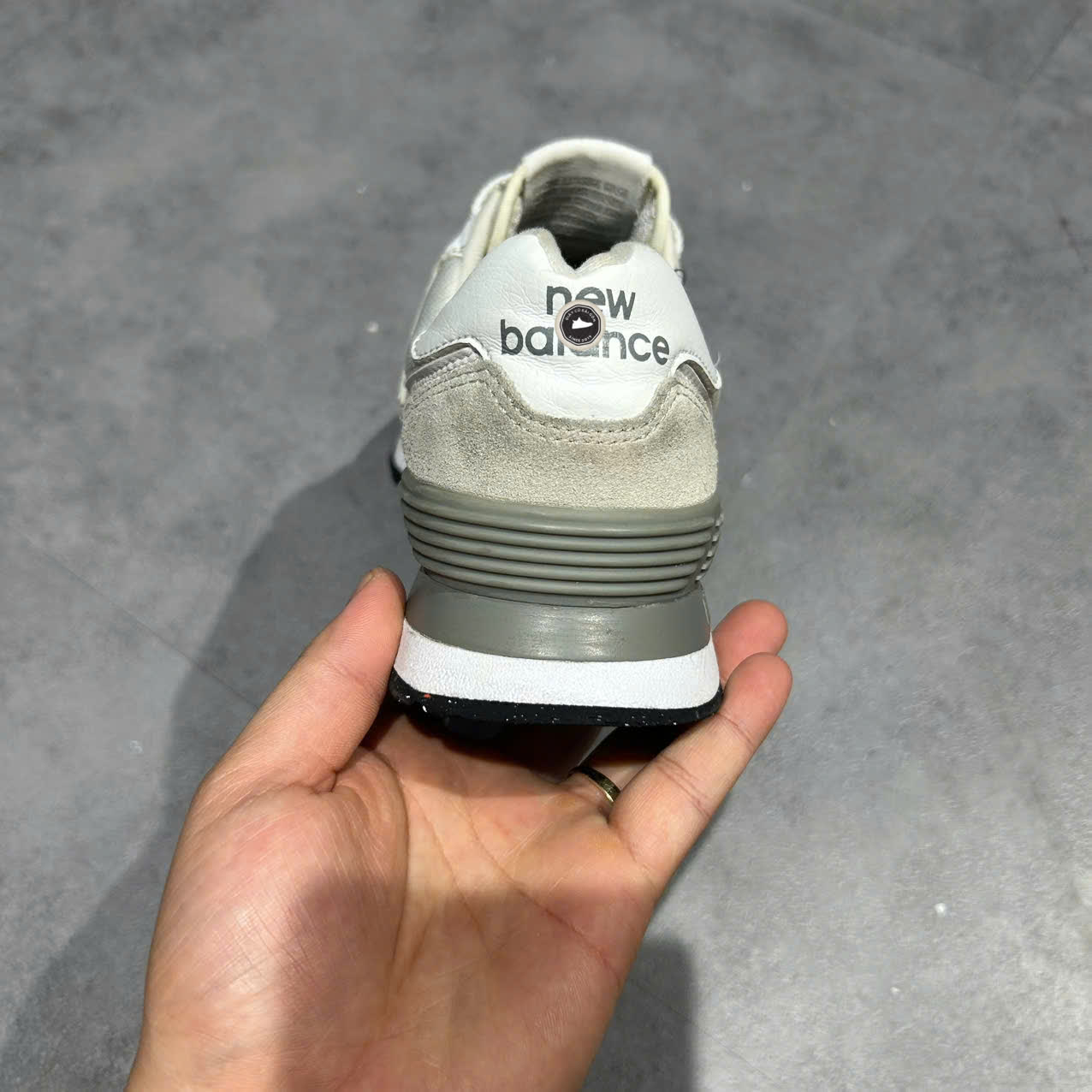 NEW BALANCE 574 ‘CLASSIC BEIGE’ WL574EW SIZE 42 GIÀY 2HAND CHÍNH HÃNG PVN20363