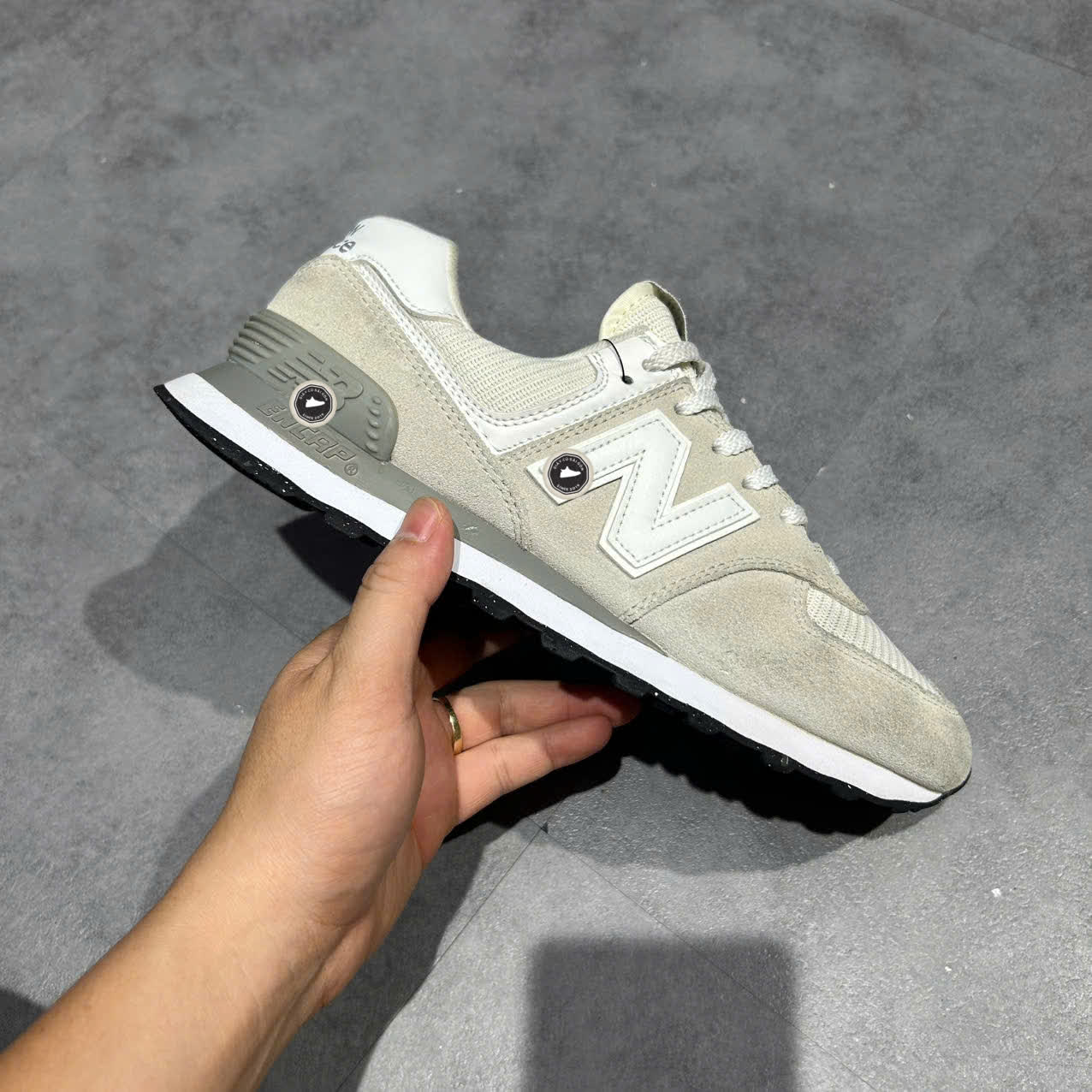 NEW BALANCE 574 ‘CLASSIC BEIGE’ WL574EW SIZE 42 GIÀY 2HAND CHÍNH HÃNG PVN20363