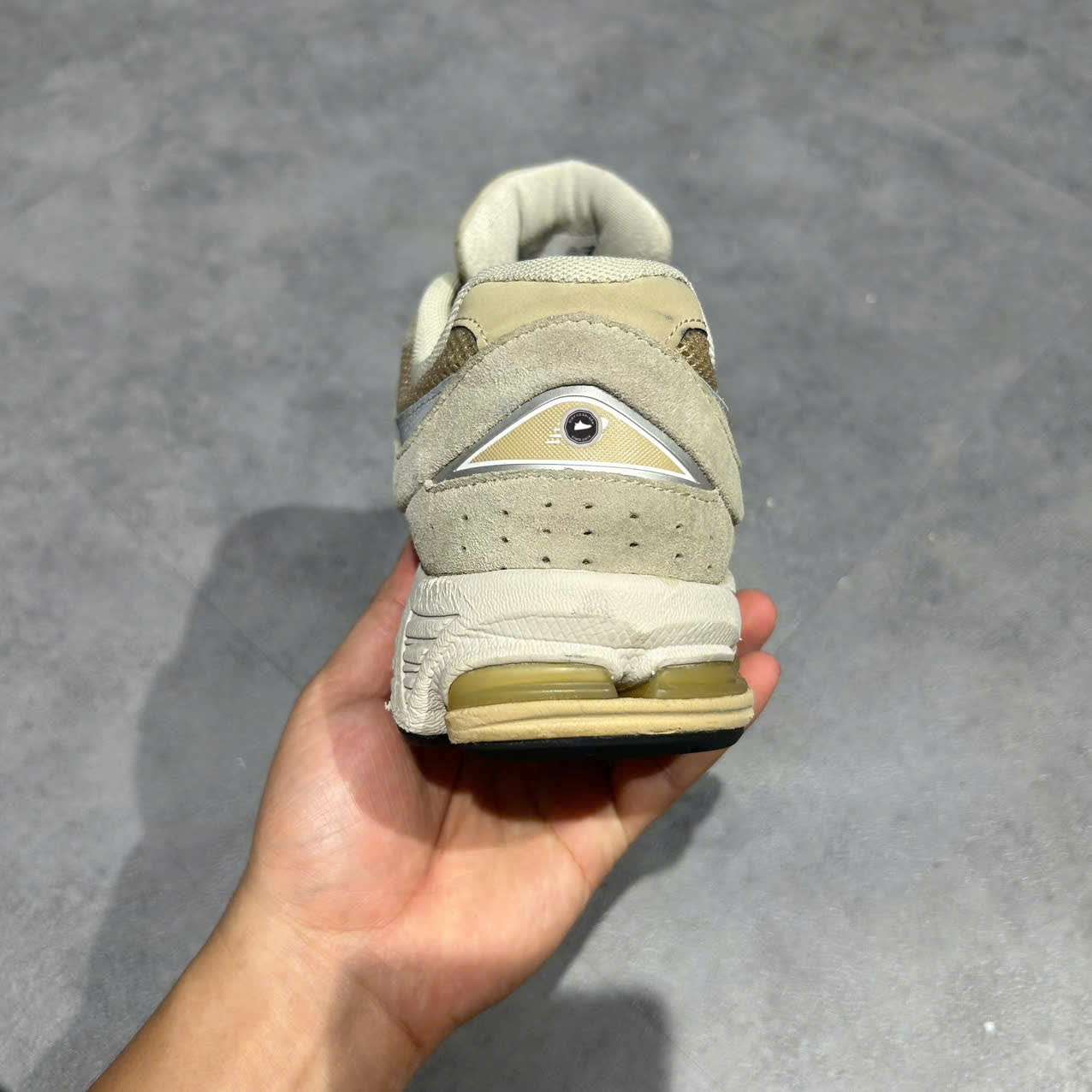 NEW BALANCE 2002R ‘KHAKI / SILVER’ ML2002R2 SIZE 42 GIÀY 2HAND CHÍNH HÃNG PVN20320