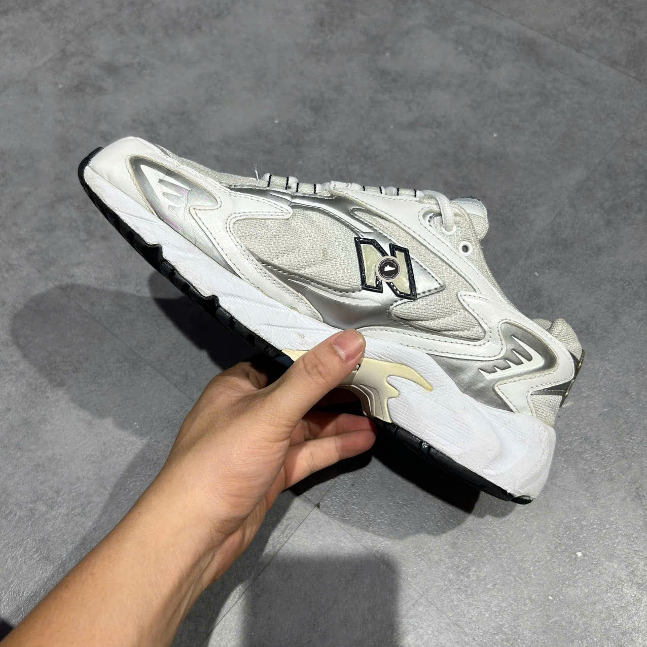 NEW BALANCE 725 ‘SILVER’ ML725B SIZE 42.5 GIÀY 2HAND CHÍNH HÃNG PVN20371