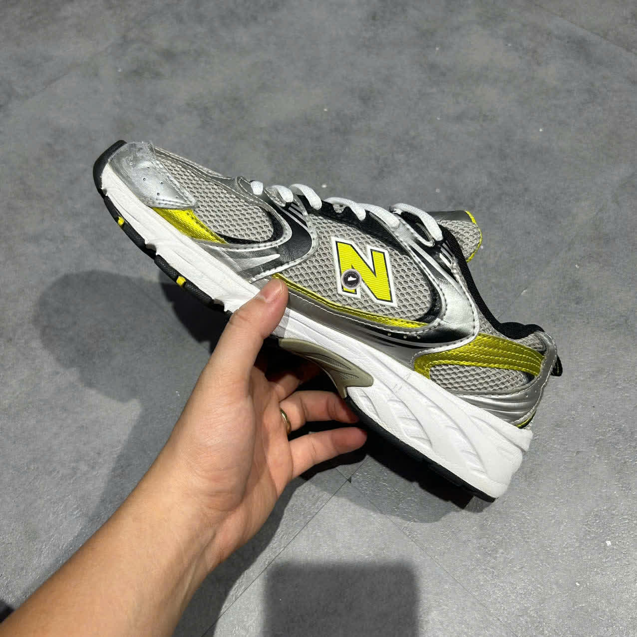 NEW BALANCE 530 ‘SILVER YELLOW’ MR530SC SIZE 42 GIÀY 2HAND CHÍNH HÃNG PVN20339