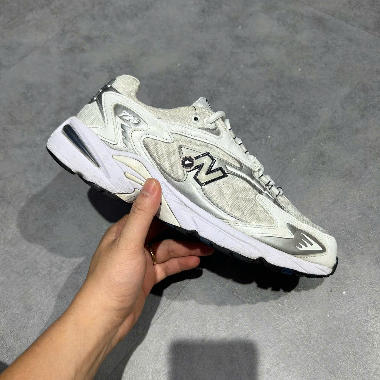 NEW BALANCE 725 ‘METALLIC SILVER / WHITE’ ML725B SIZE 43 GIÀY 2HAND CHÍNH HÃNG PVN20348