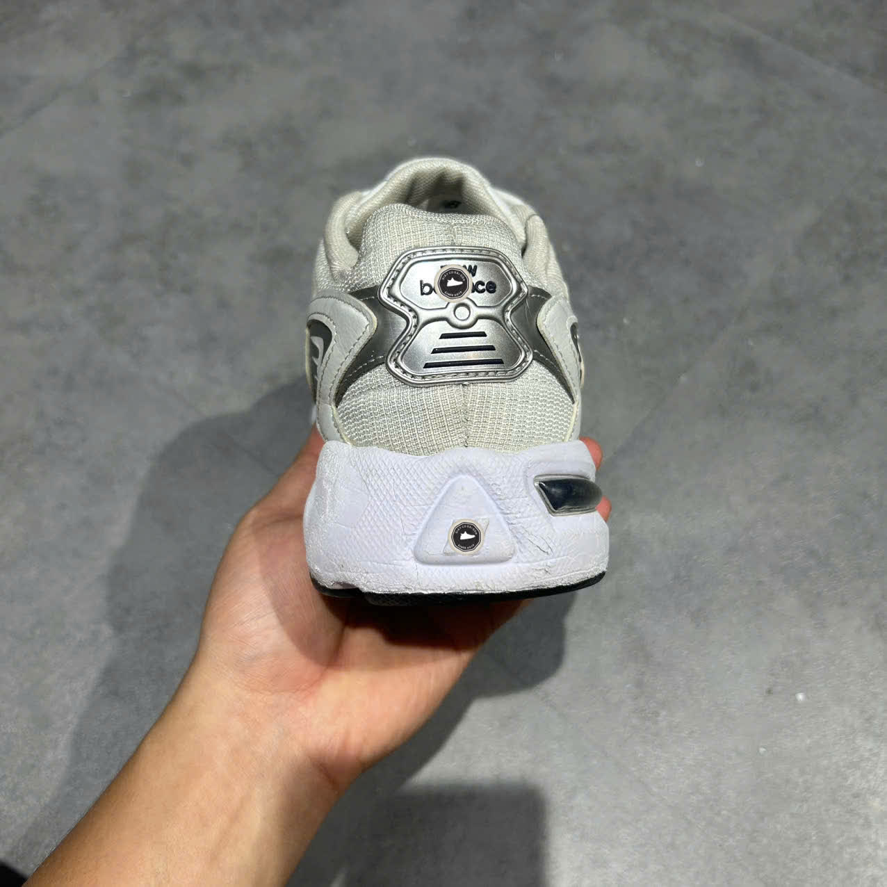 NEW BALANCE 725 ‘METALLIC SILVER / WHITE’ ML725B SIZE 43 GIÀY 2HAND CHÍNH HÃNG PVN20348