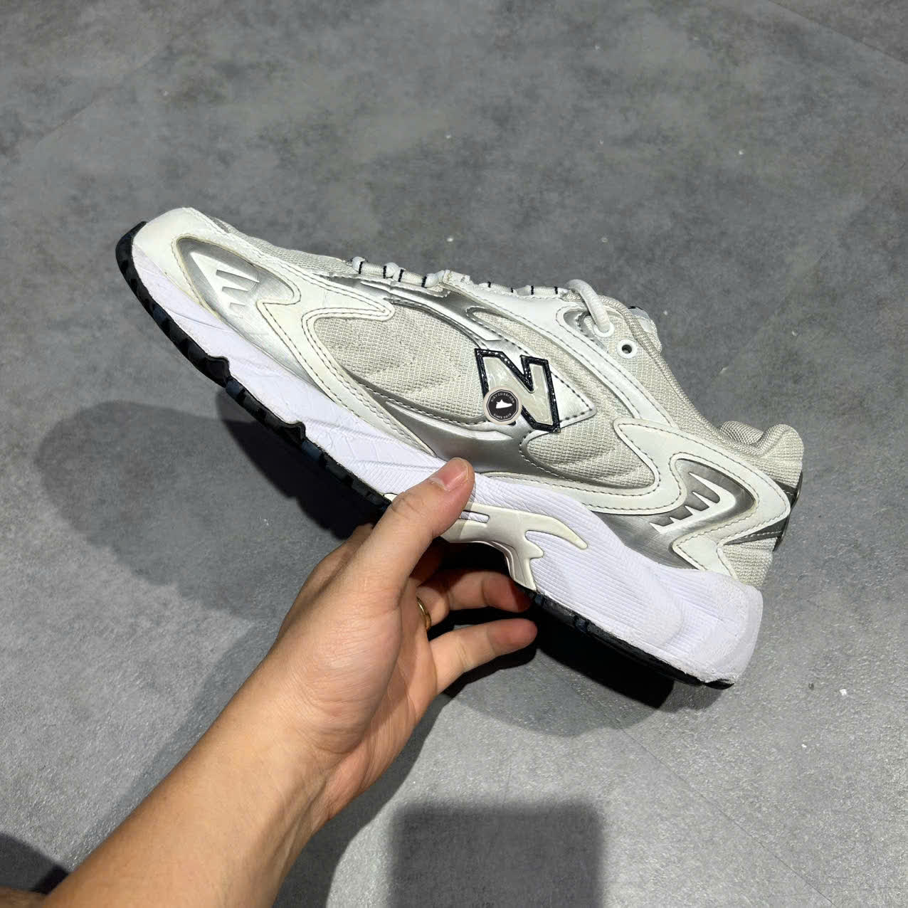 NEW BALANCE 725 ‘METALLIC SILVER / WHITE’ ML725B SIZE 43 GIÀY 2HAND CHÍNH HÃNG PVN20348