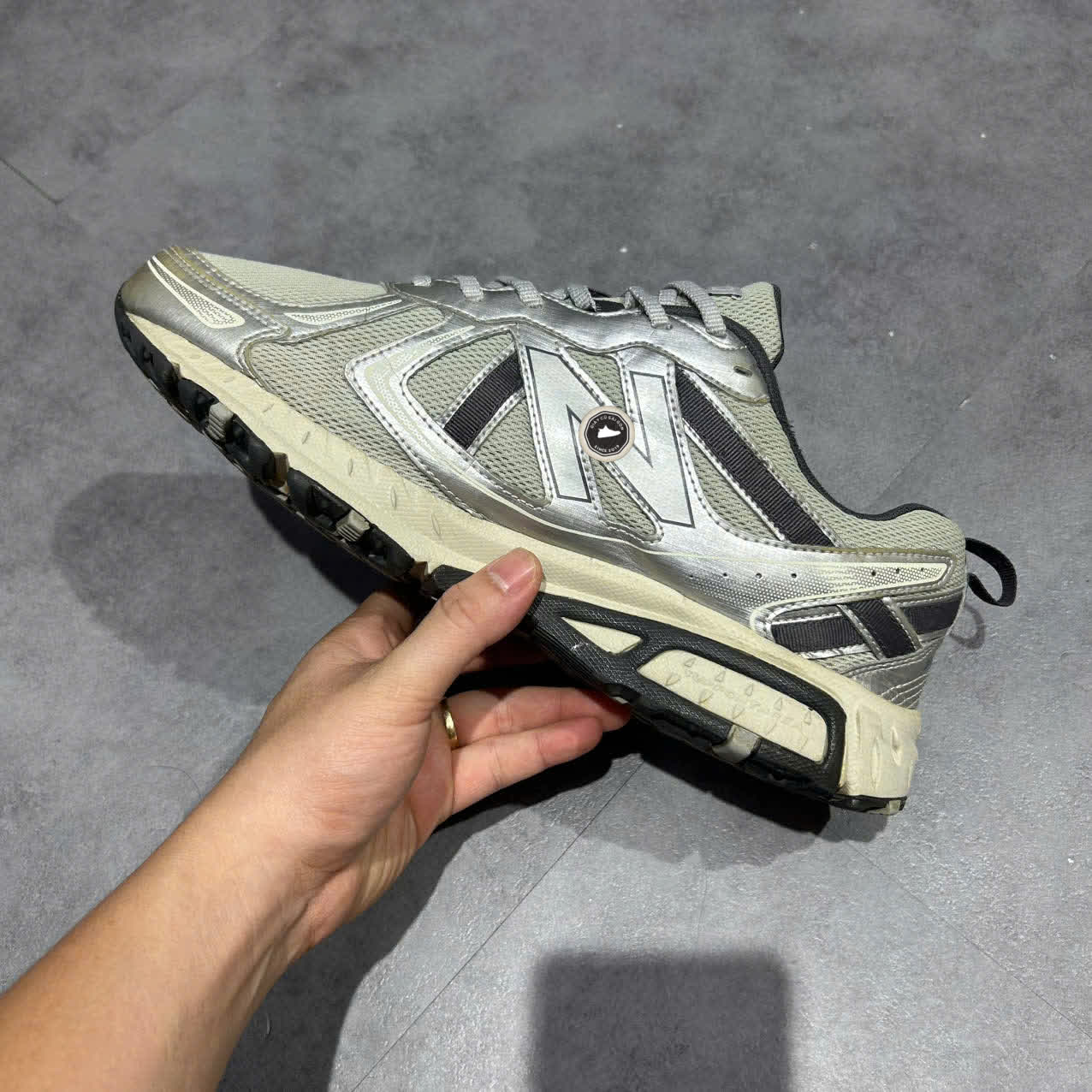 NEW BALANCE 410 'SILVER' MT410KM5 SIZE 45 GIÀY 2HAND CHÍNH HÃNG PVN20285