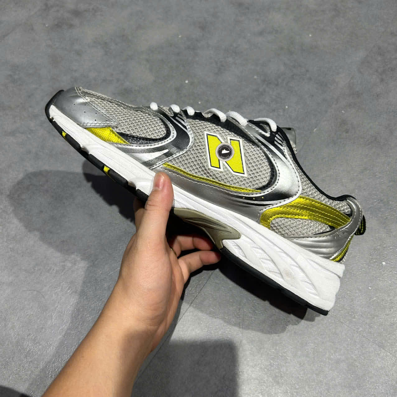 NEW BALANCE 530 'SILVER YELLOW' MR530SC SIZE 44.5 GIÀY 2HAND CHÍNH HÃNG PVN20305