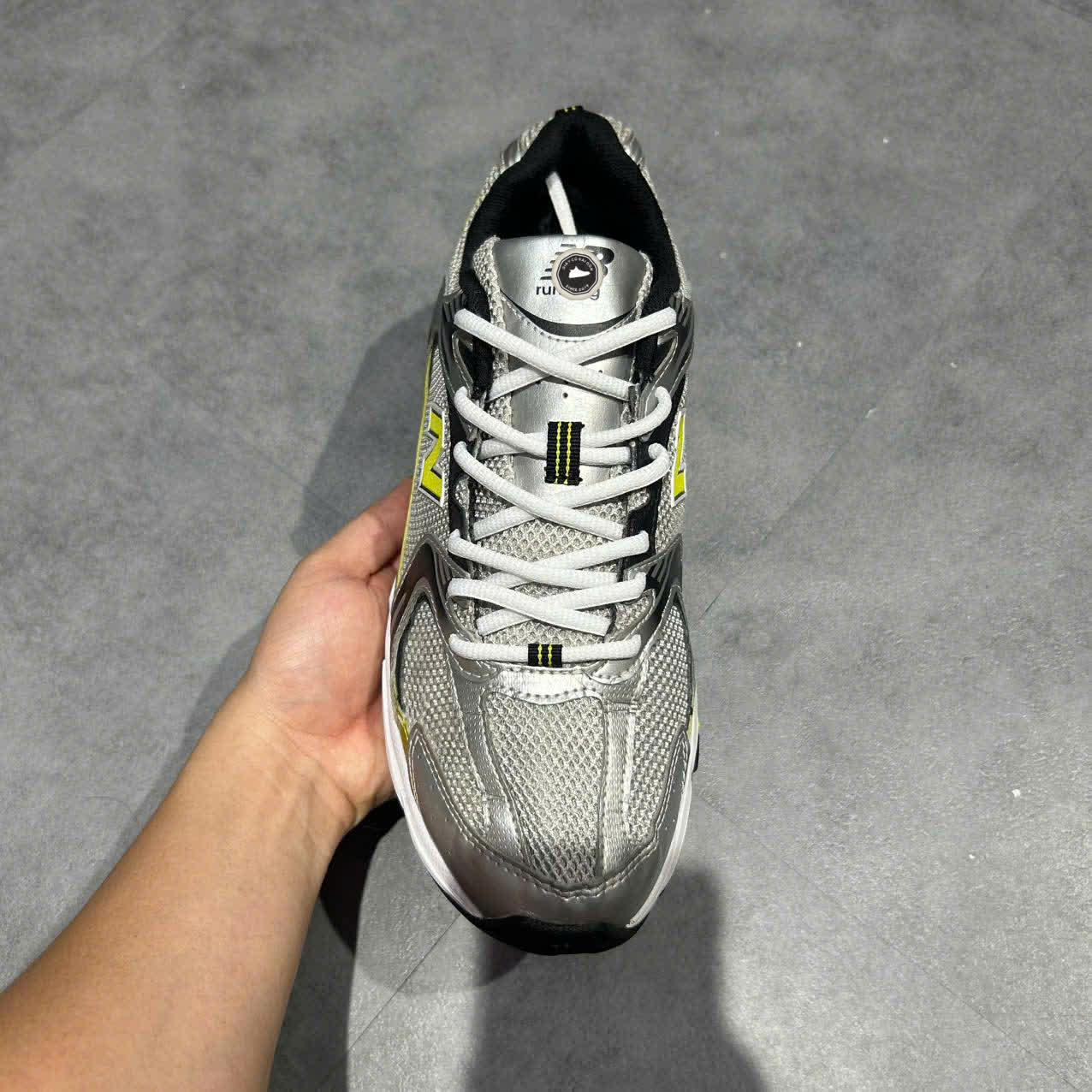 NEW BALANCE 530 'SILVER YELLOW' MR530SC SIZE 44.5 GIÀY 2HAND CHÍNH HÃNG PVN20305