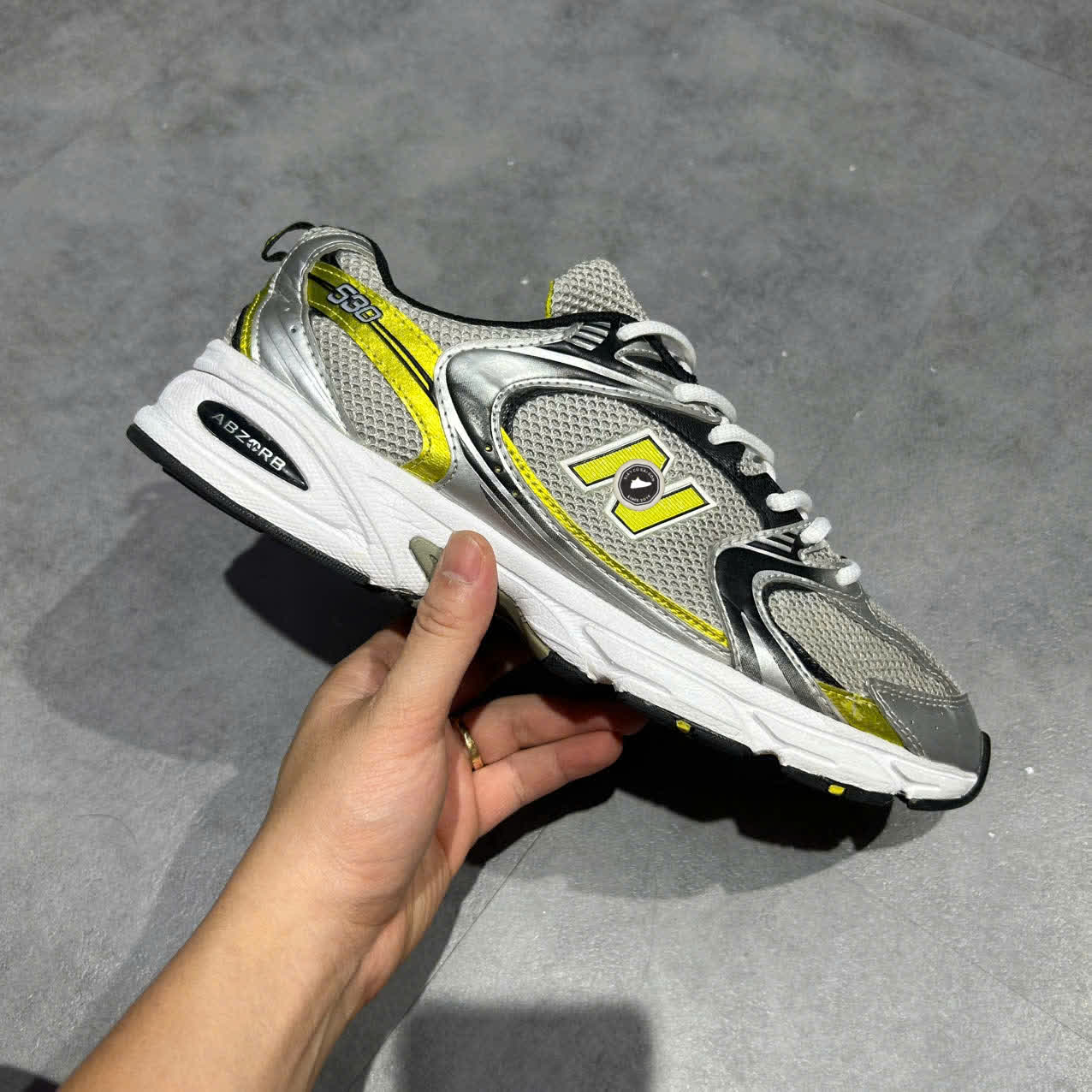 NEW BALANCE 530 'SILVER YELLOW' MR530SC SIZE 44.5 GIÀY 2HAND CHÍNH HÃNG PVN20305