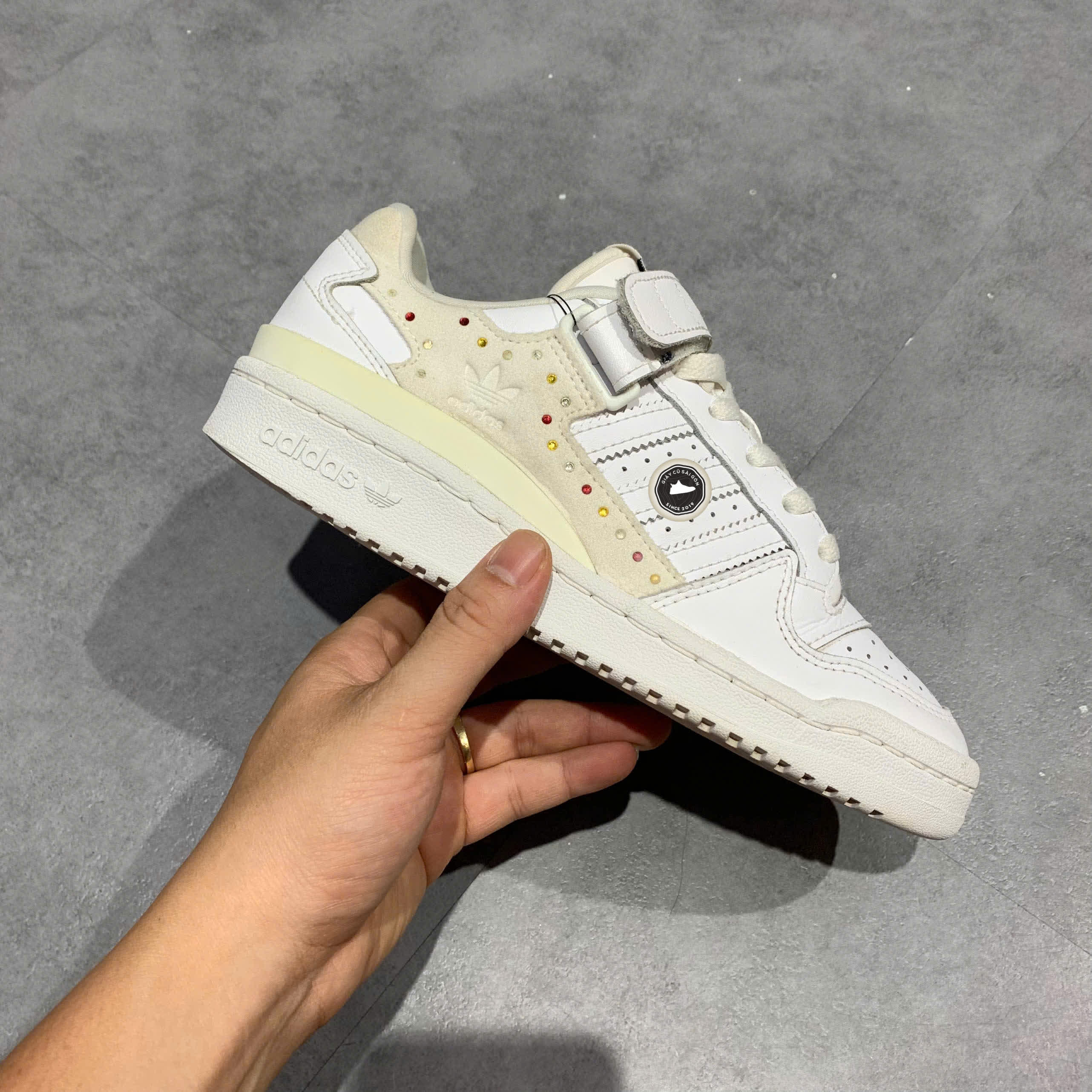 ADIDAS ORIGINALS FORUM LOW SWAROVSKI WHITE MULTI COLOR GZ4377 SIZE 37 1/3 GIÀY 2HAND CHÍNH HÃNG PVN20903