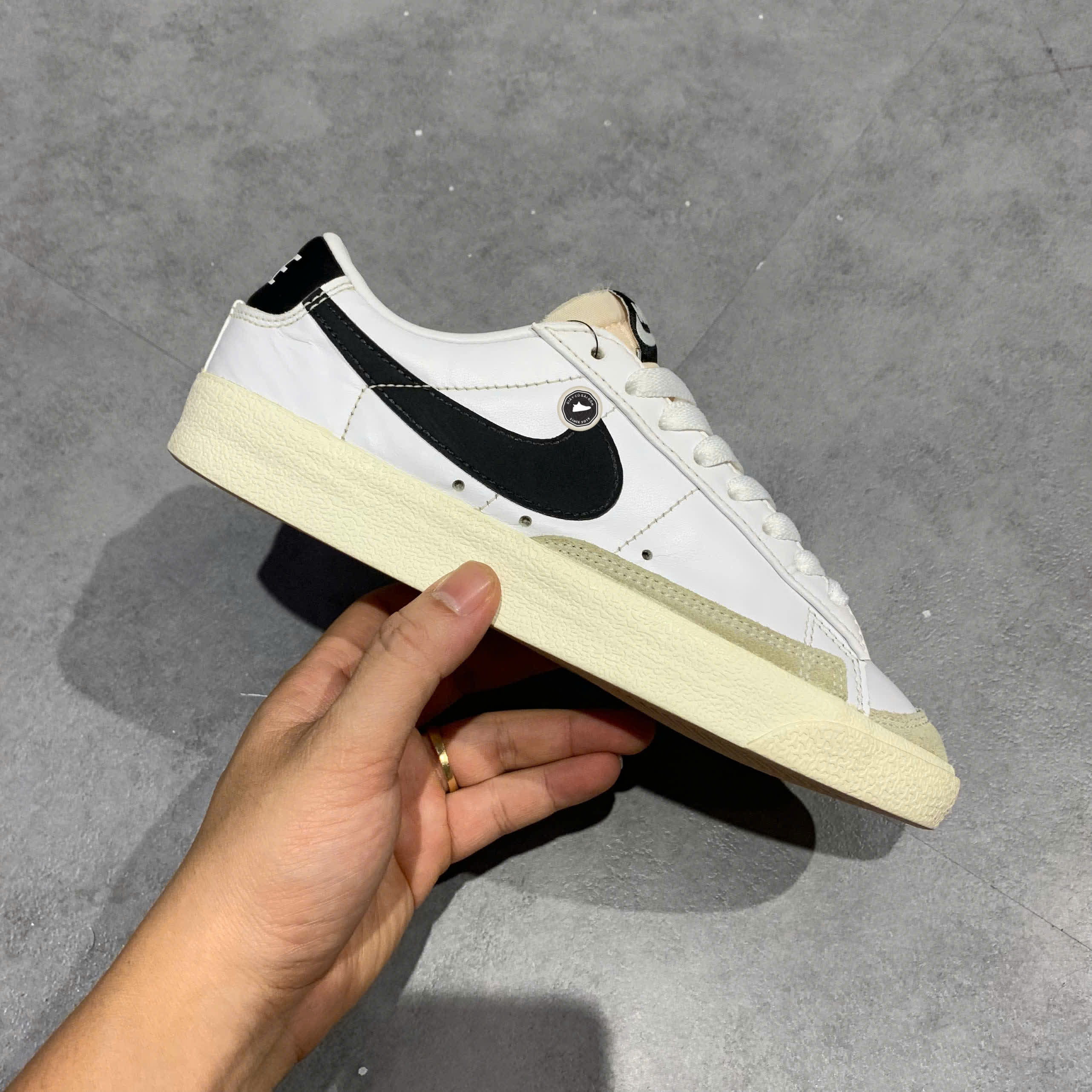 NIKE BLAZER LOW '77 NỮ WHITE/BLACK DC4769 102 SIZE 37.5 GIÀY 2HAND CHÍNH HÃNG PVN20911