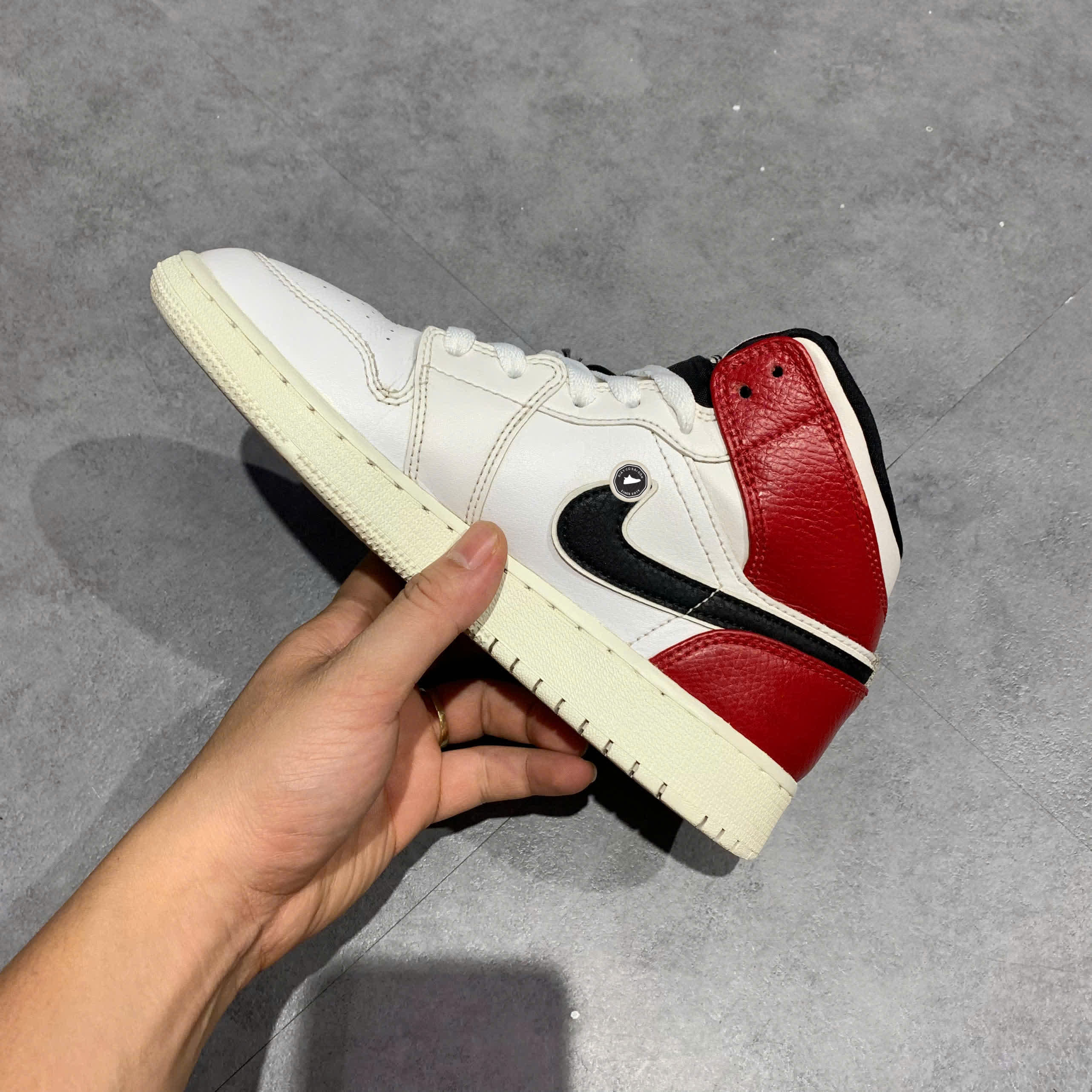 AIR JORDAN 1 MID GS CHICAGO 554725 116 SIZE 37.5 GIÀY 2HAND CHÍNH HÃNG PVN20722