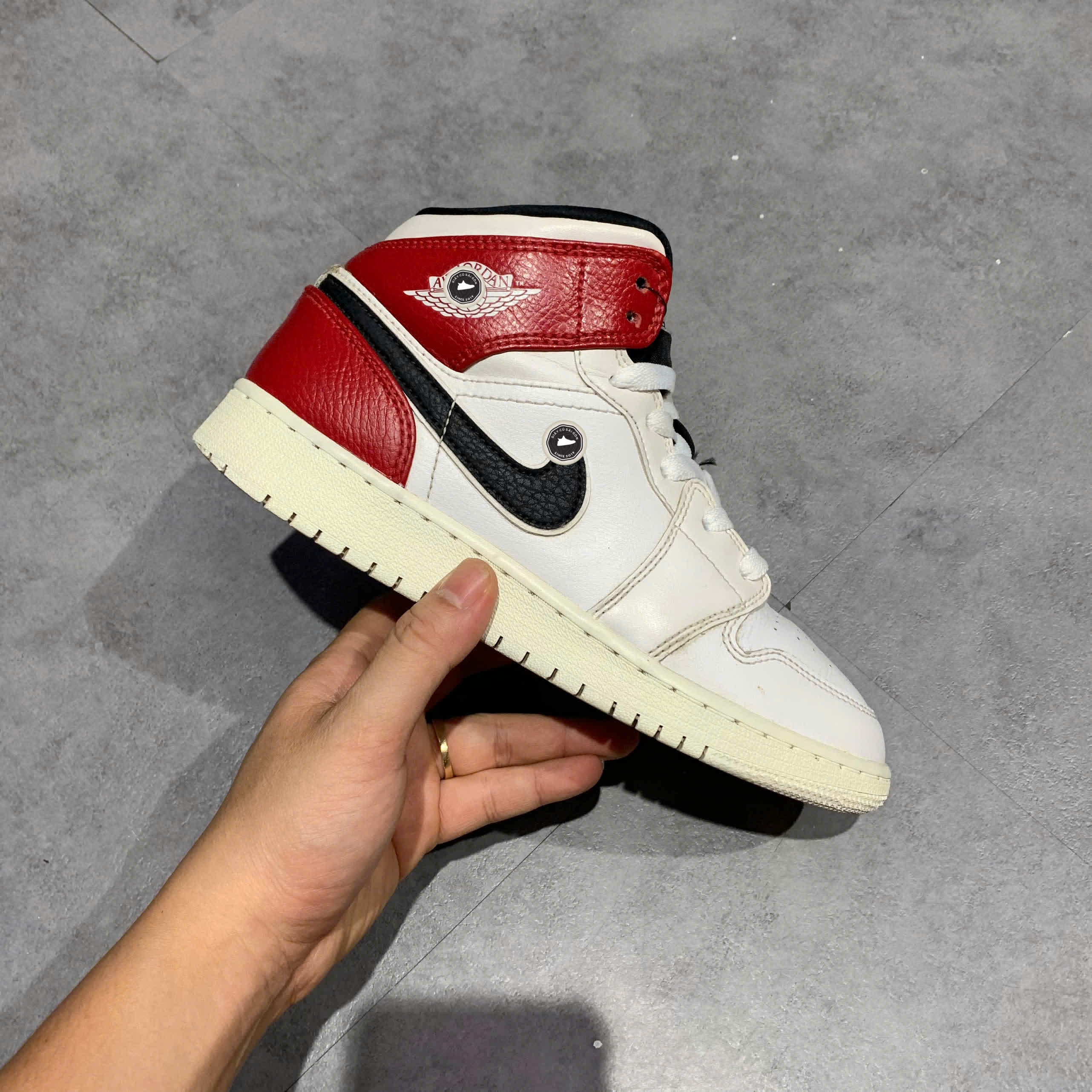 AIR JORDAN 1 MID GS CHICAGO 554725 116 SIZE 37.5 GIÀY 2HAND CHÍNH HÃNG PVN20722