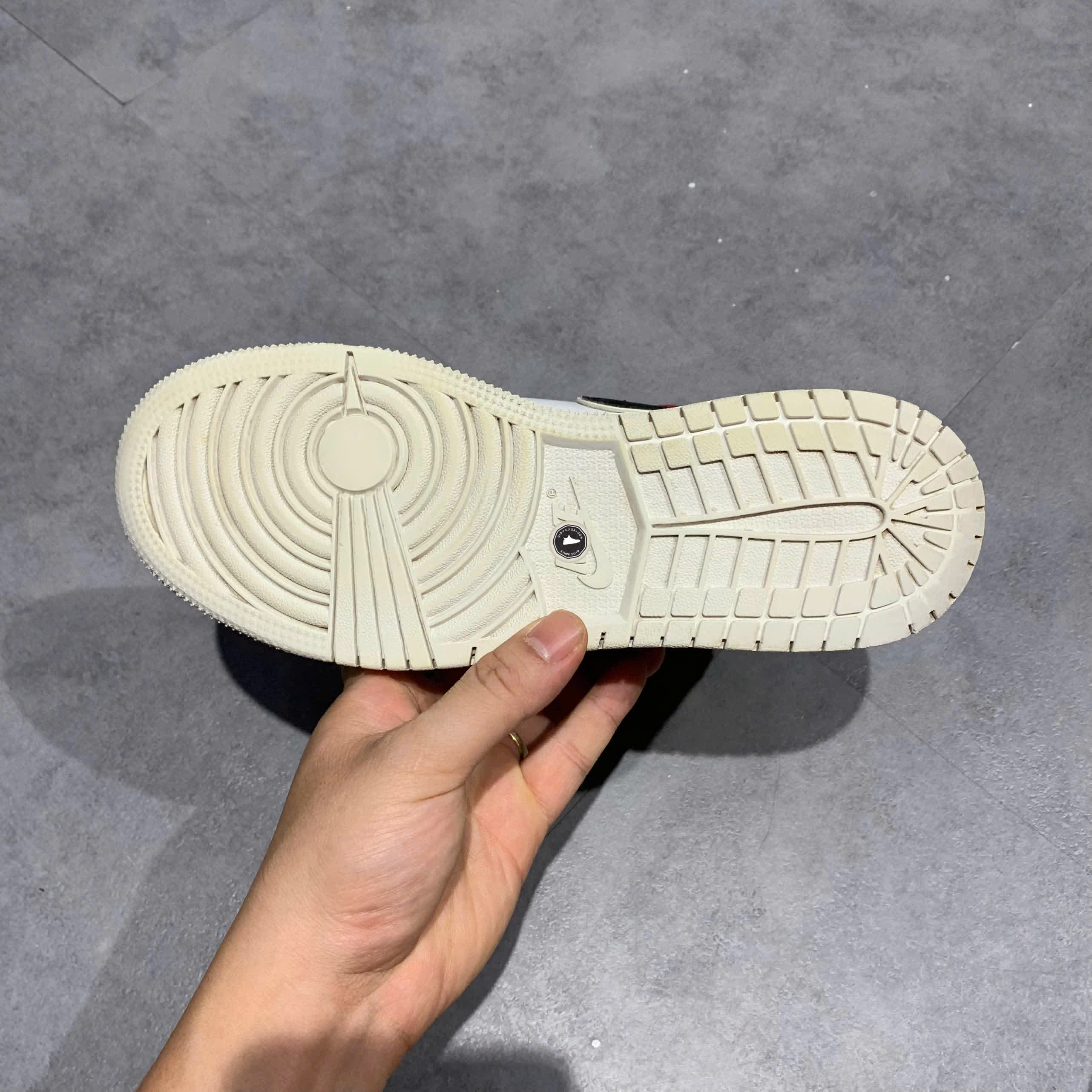 AIR JORDAN 1 MID GS CHICAGO 554725 116 SIZE 37.5 GIÀY 2HAND CHÍNH HÃNG PVN20722