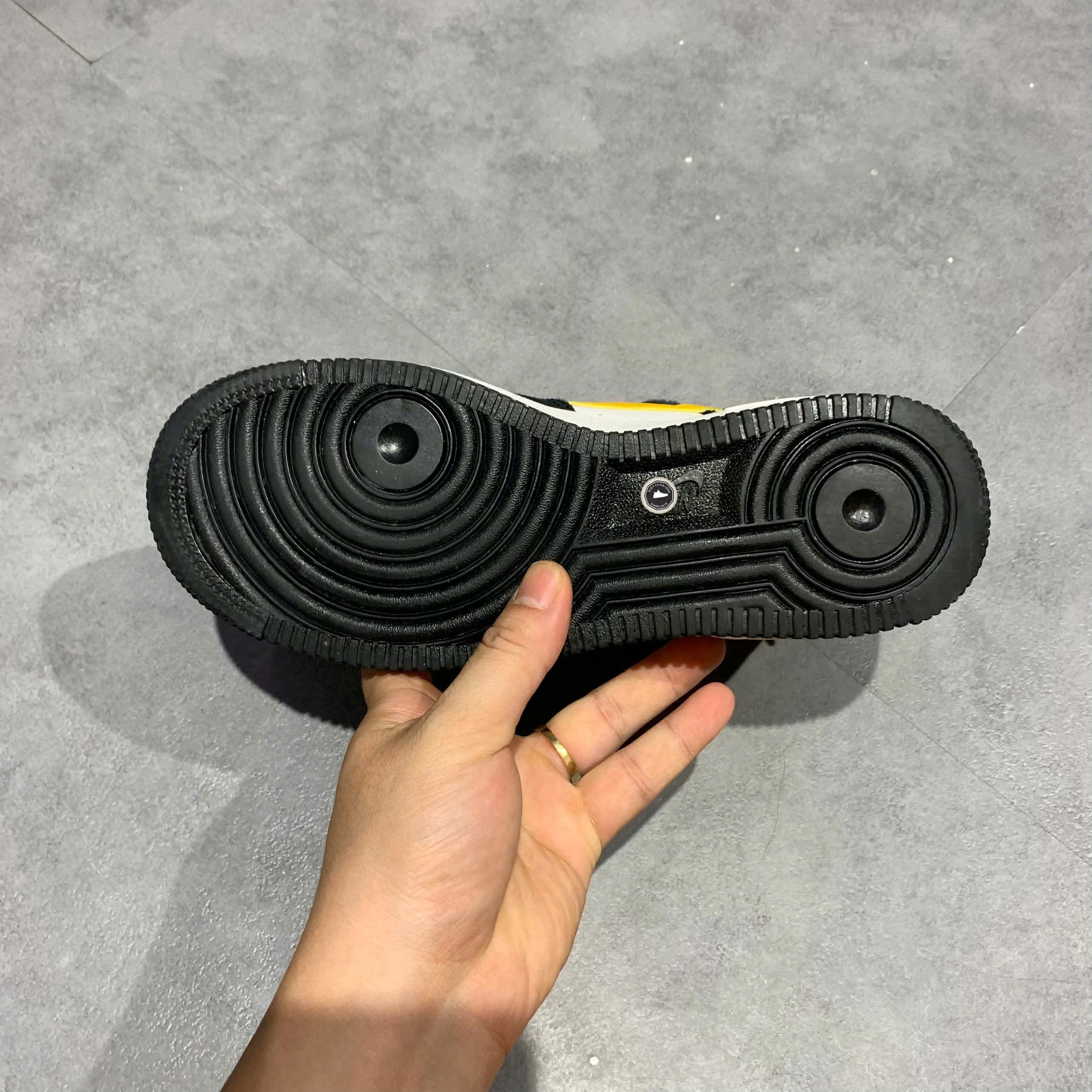 NIKE AIR FORCE 1 LOW ATHLETIC CLUB BLACK UNIVERSITY GOLD (GS) DH9597 002 SIZE 36.5 GIÀY 2HAND CHÍNH HÃNG PVN20713