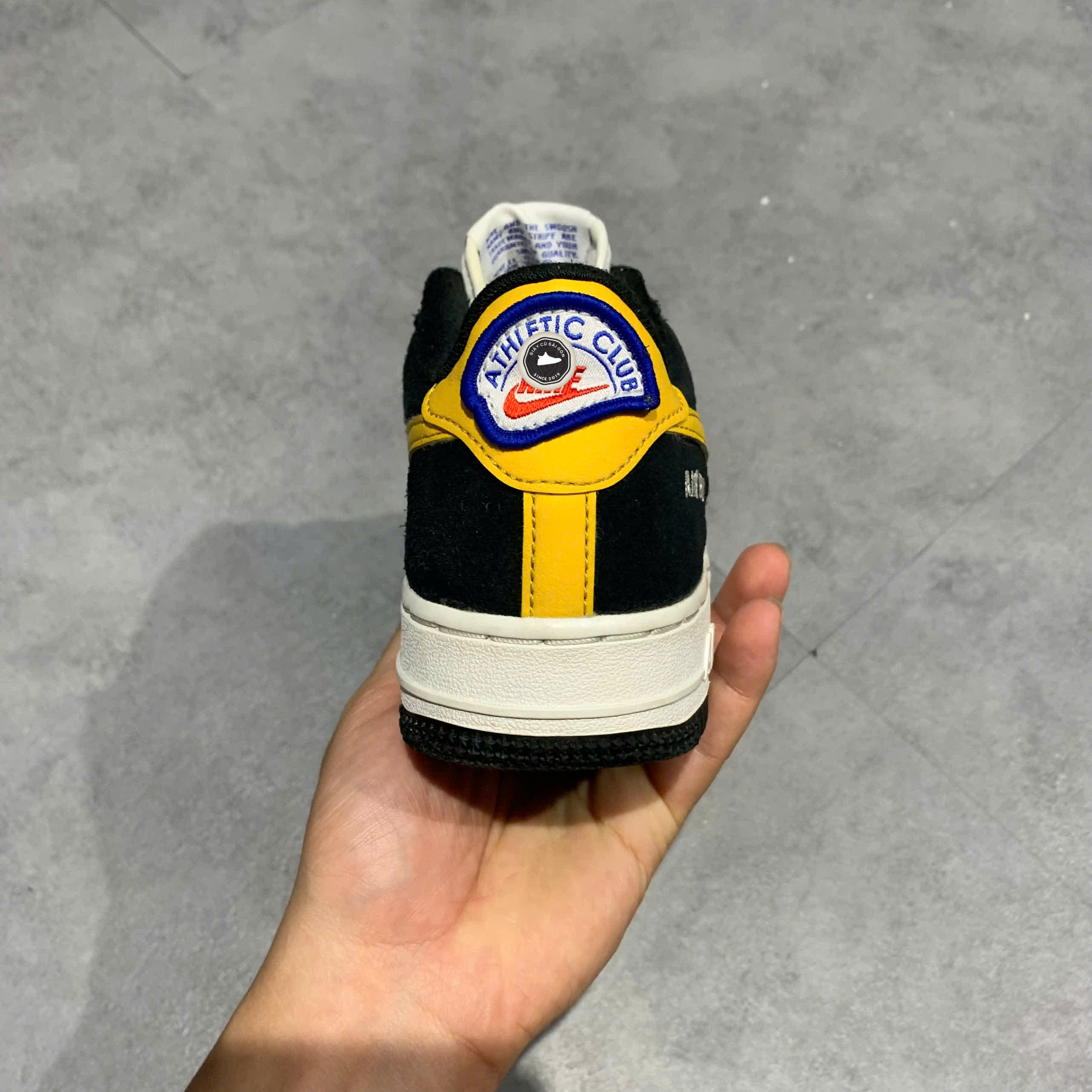 NIKE AIR FORCE 1 LOW ATHLETIC CLUB BLACK UNIVERSITY GOLD (GS) DH9597 002 SIZE 36.5 GIÀY 2HAND CHÍNH HÃNG PVN20713