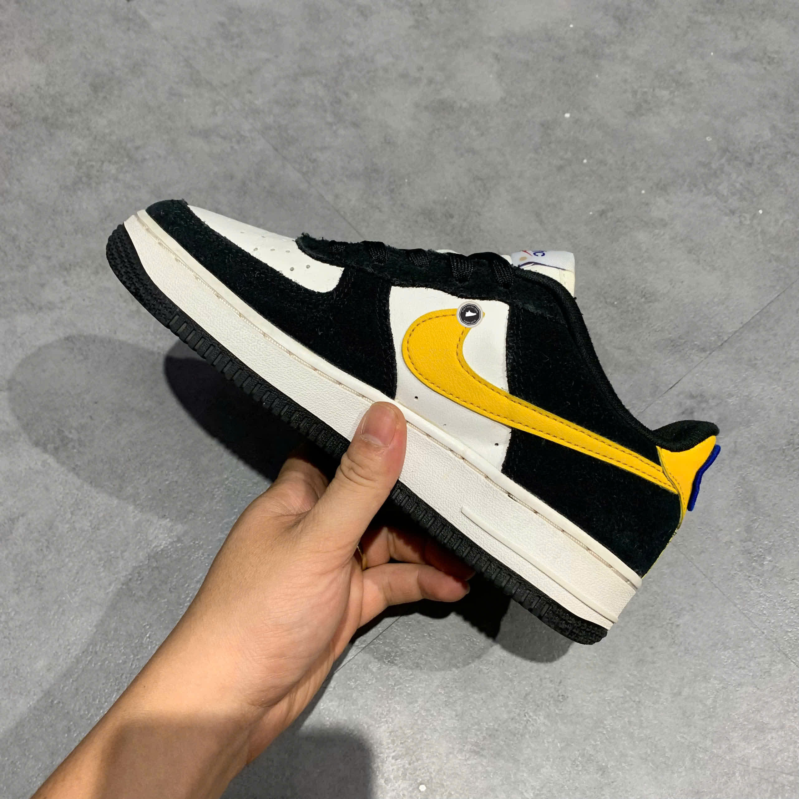 NIKE AIR FORCE 1 LOW ATHLETIC CLUB BLACK UNIVERSITY GOLD (GS) DH9597 002 SIZE 36.5 GIÀY 2HAND CHÍNH HÃNG PVN20713