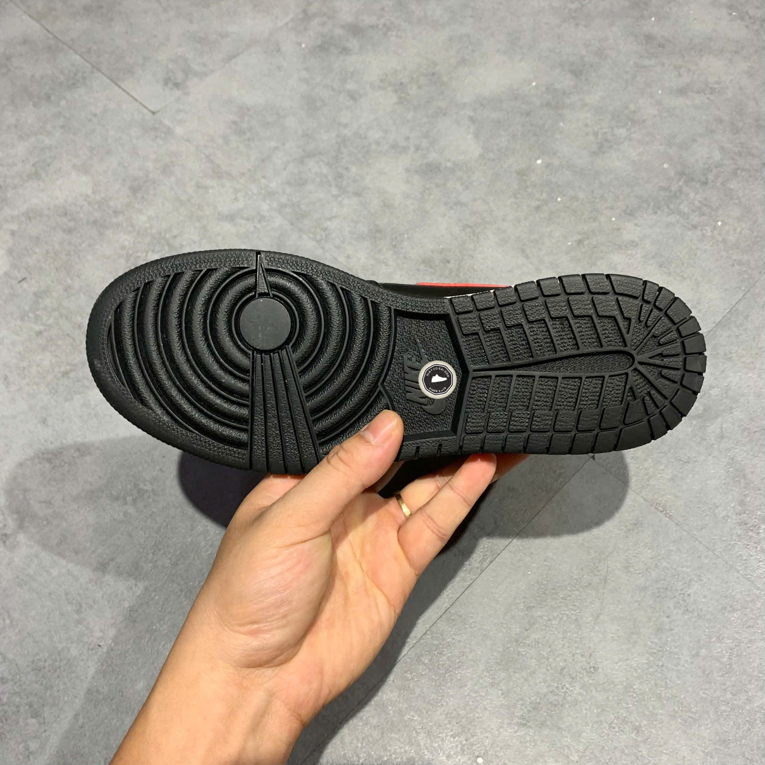 NIKE AIR JORDAN 1 MID 'BLACK GYM RED' 554725-009 SIZE 37.5 GIÀY 2HAND CHÍNH HÃNG PVN20725