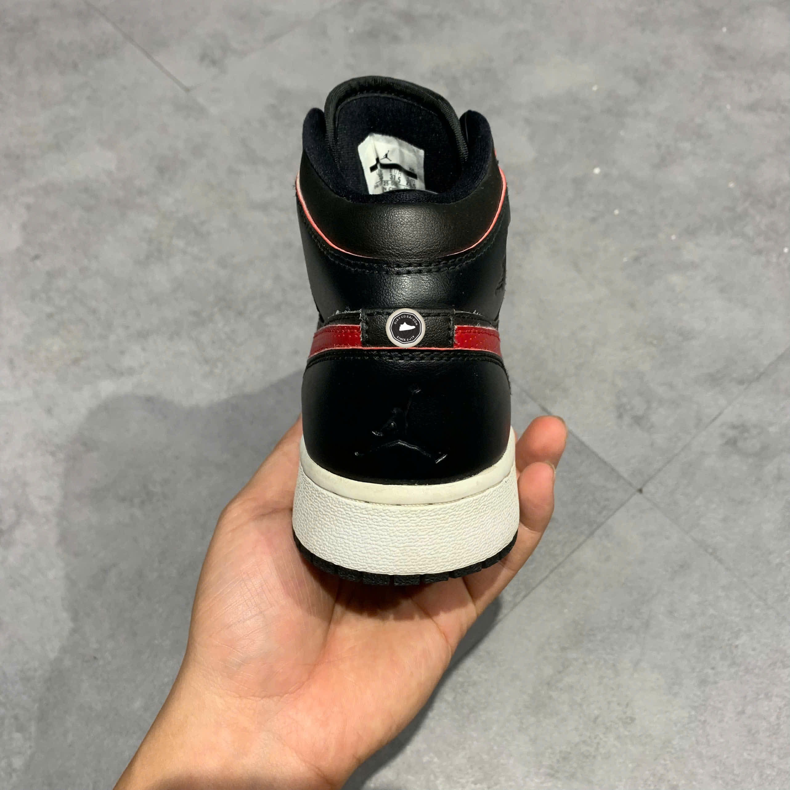 NIKE AIR JORDAN 1 MID 'BLACK GYM RED' 554725-009 SIZE 37.5 GIÀY 2HAND CHÍNH HÃNG PVN20725