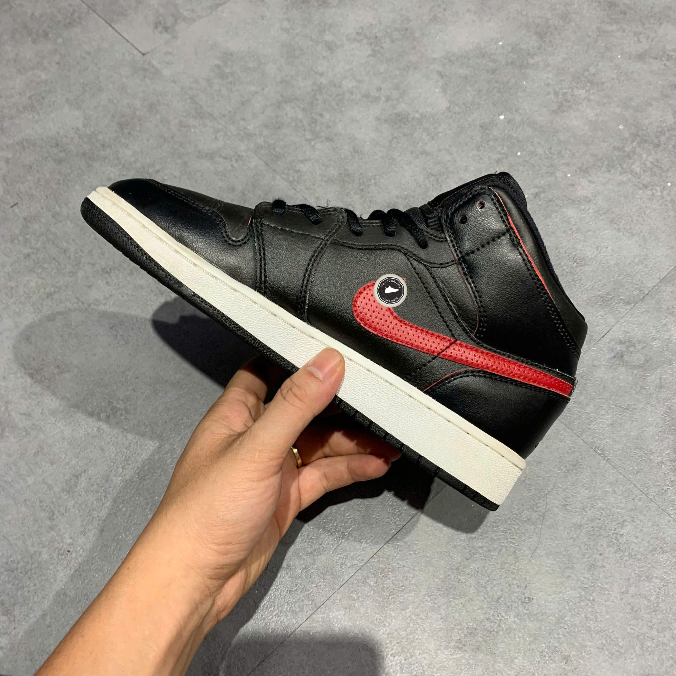 NIKE AIR JORDAN 1 MID 'BLACK GYM RED' 554725-009 SIZE 37.5 GIÀY 2HAND CHÍNH HÃNG PVN20725