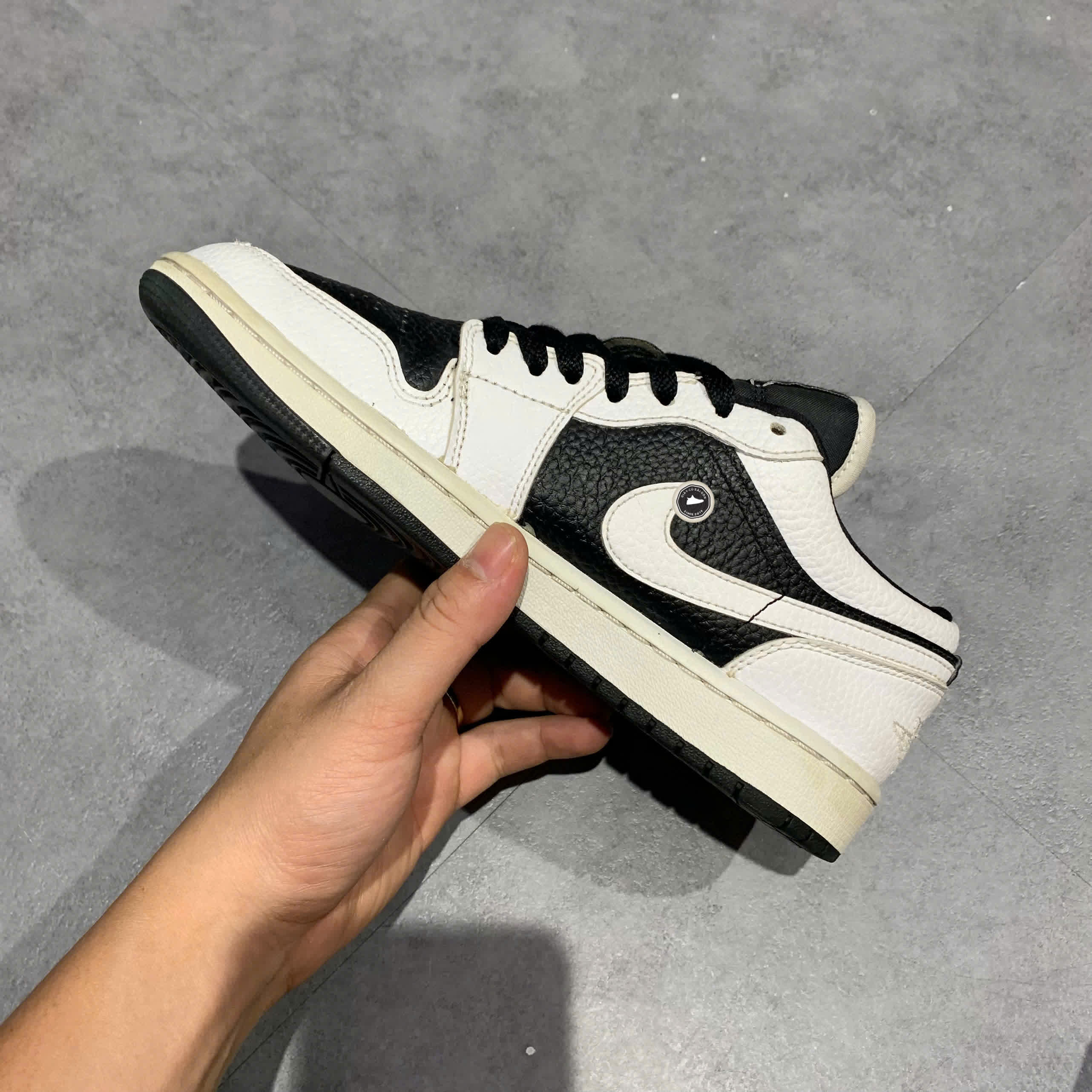NIKE AIR JORDAN 1 LOW SE HOMAGE SPLIT WHITE BLACK DR0502 101 SIZE 38.5 GIÀY 2HAND CHÍNH HÃNG PVN20740