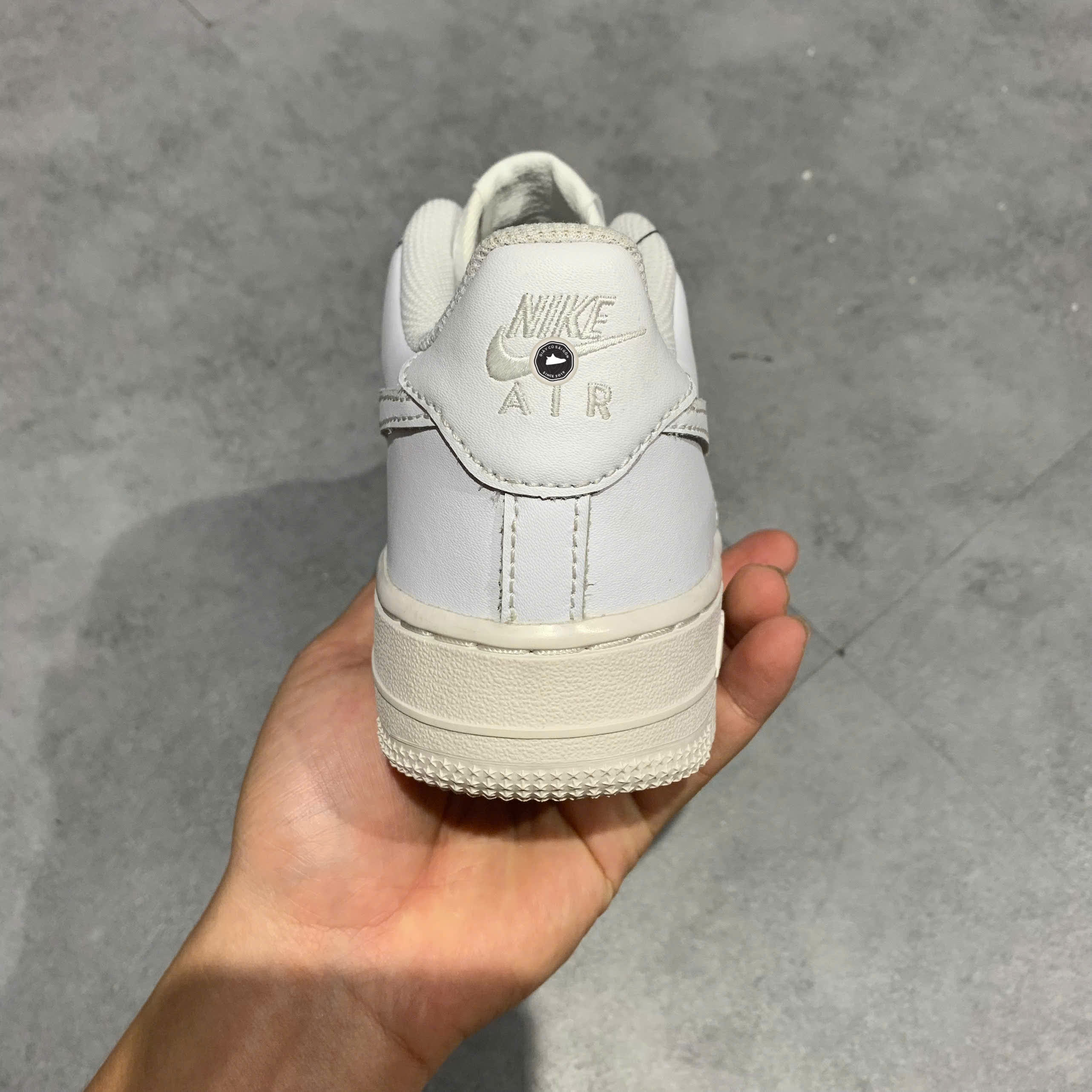 NIKE AIR FORCE 1 LOW LE GS 'TRIPLE WHITE' DH2920 111 SIZE 37.5 GIÀY 2HAND CHÍNH HÃNG PVN20688