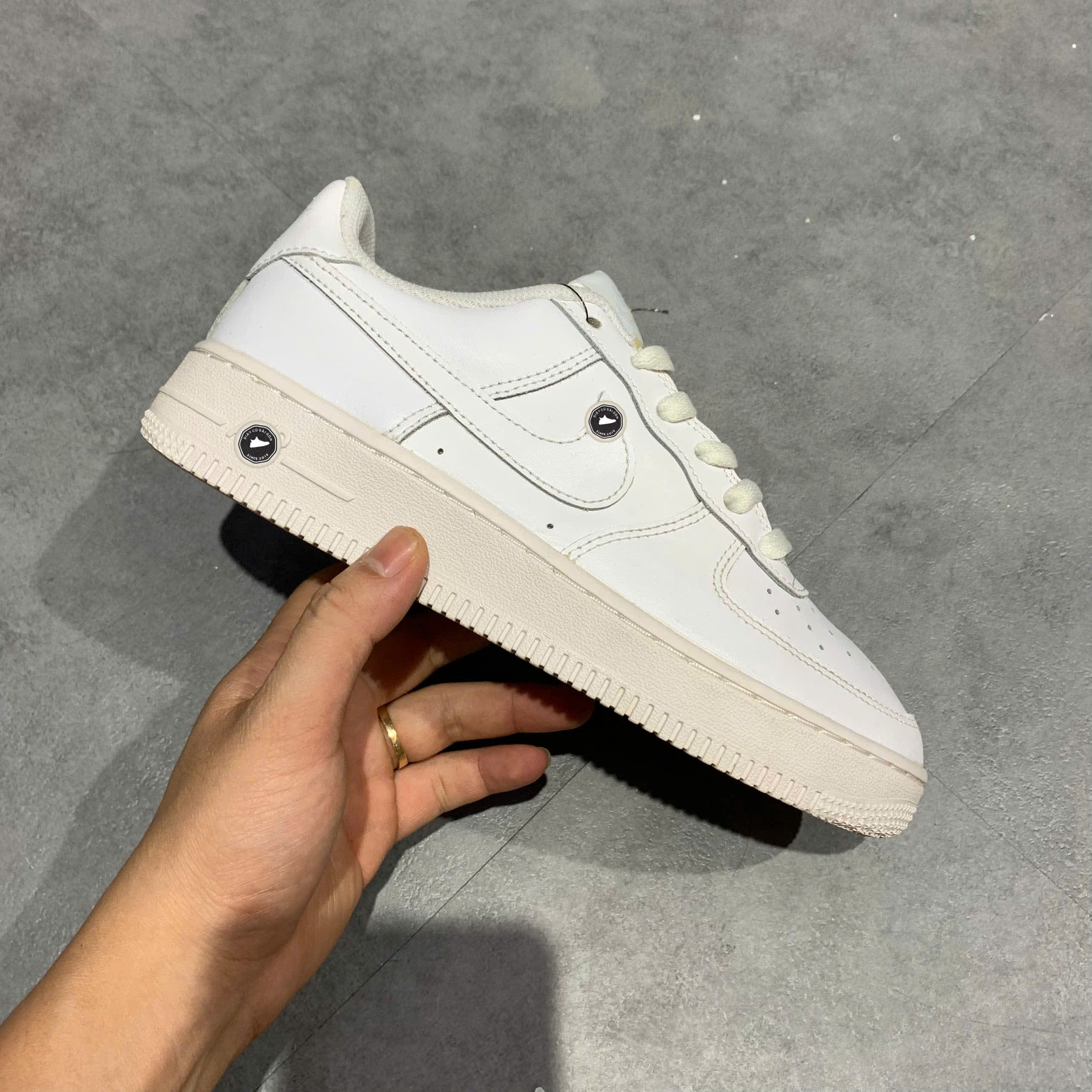 NIKE AIR FORCE 1 LOW LE GS 'TRIPLE WHITE' DH2920 111 SIZE 37.5 GIÀY 2HAND CHÍNH HÃNG PVN20688