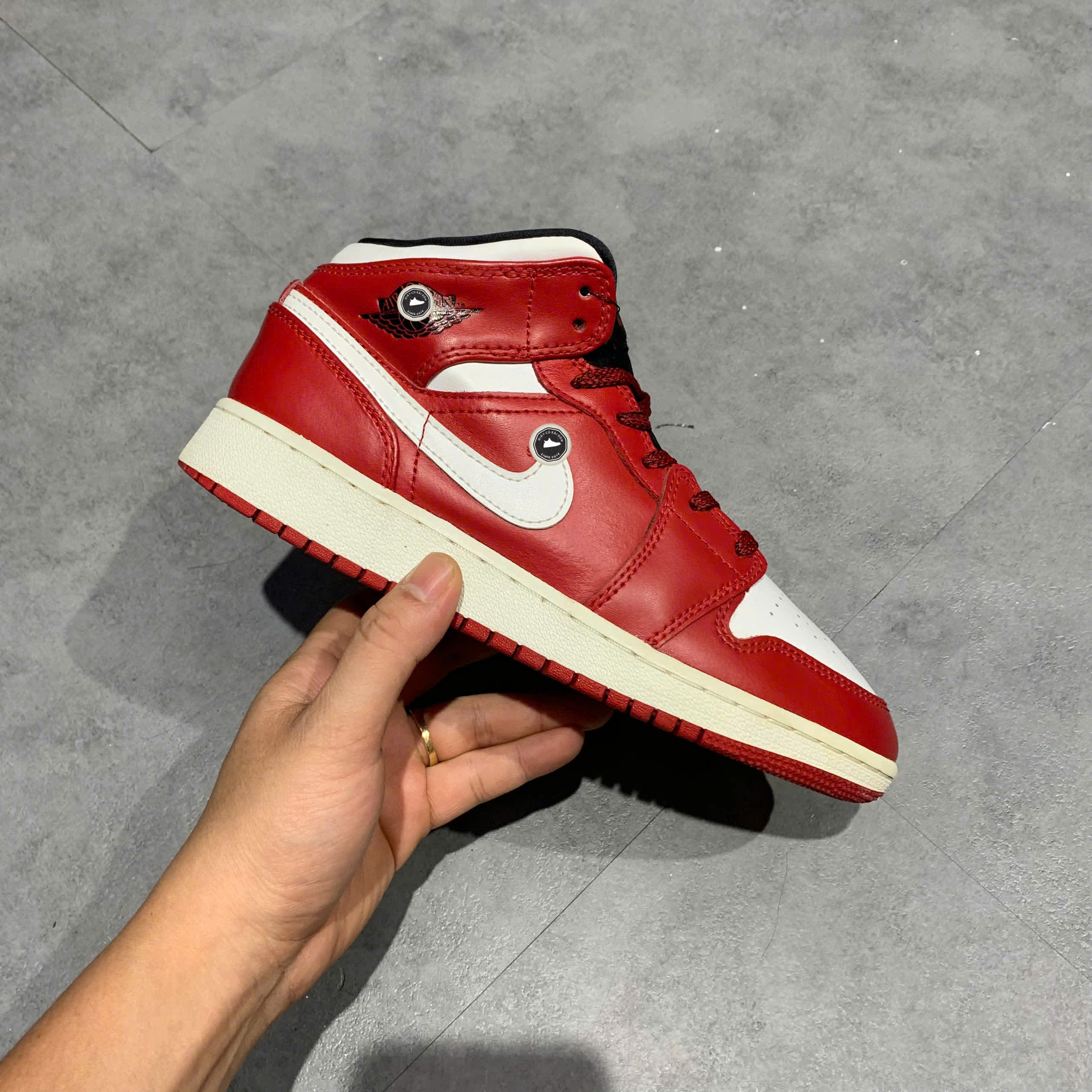 AIR JORDAN 1 RETRO MID GS 'GYM RED WHITE' 554725 605 SIZE 37.5 GIÀY 2HAND CHÍNH HÃNG PVN20732