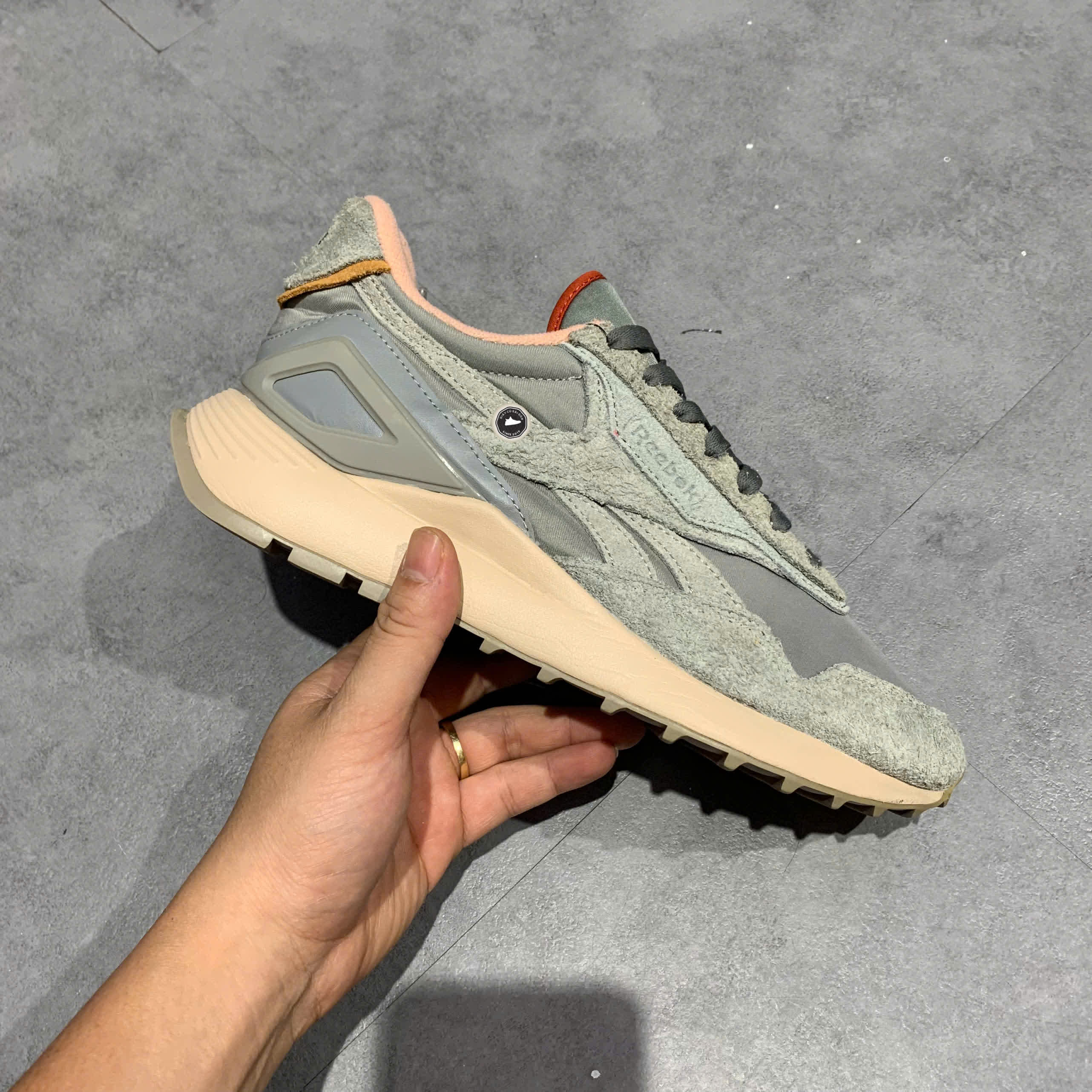 REEBOK X LOONEY TUNES CLASSIC LEGACY AZ GW4301 SIZE 38.5 GIÀY 2HAND CHÍNH HÃNG PVN20932