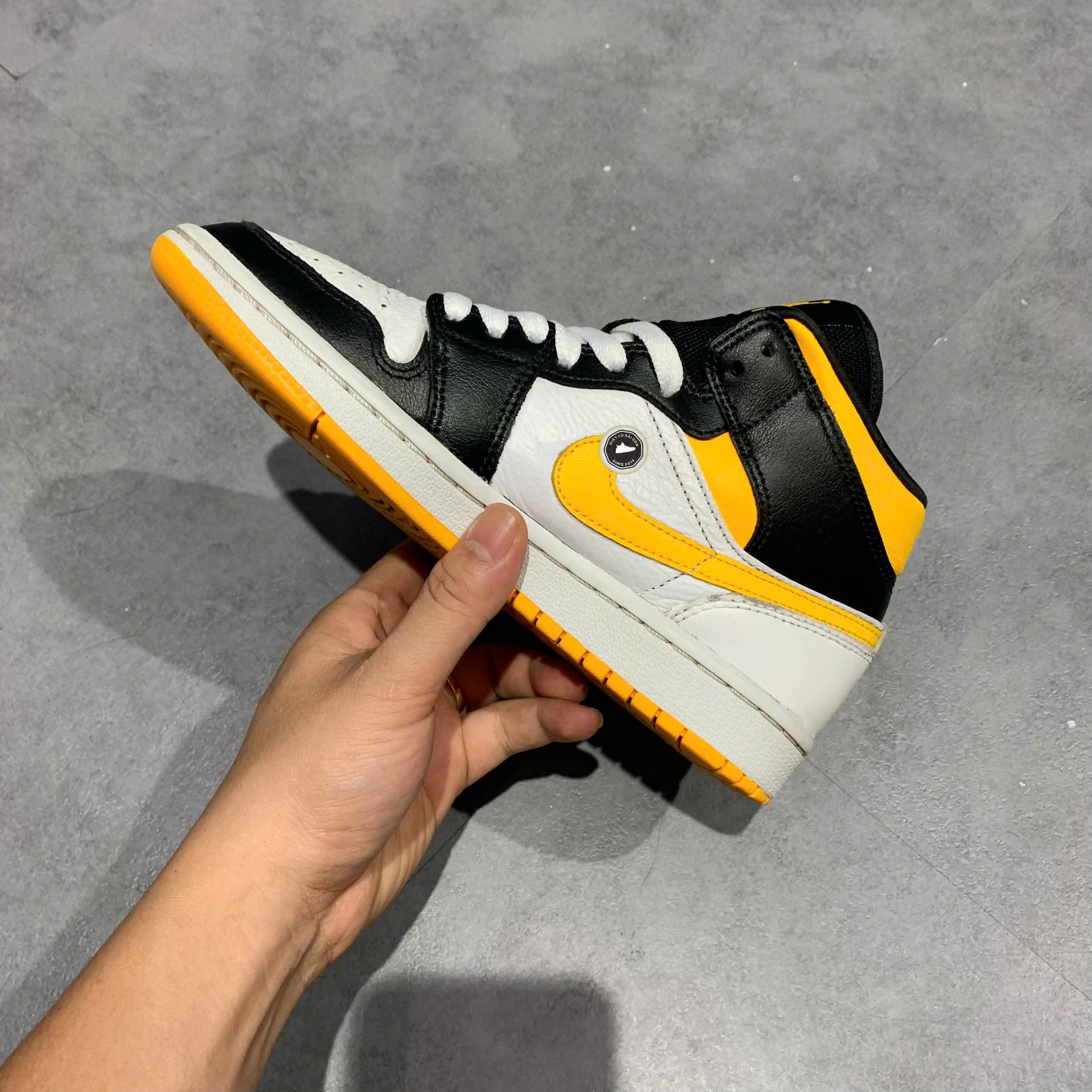 NIKE AIR JORDAN 1 MID SE 'LASER ORANGE BLACK' CV5276-107 SIZE 36.5 GIÀY 2HAND CHÍNH HÃNG PVN20731