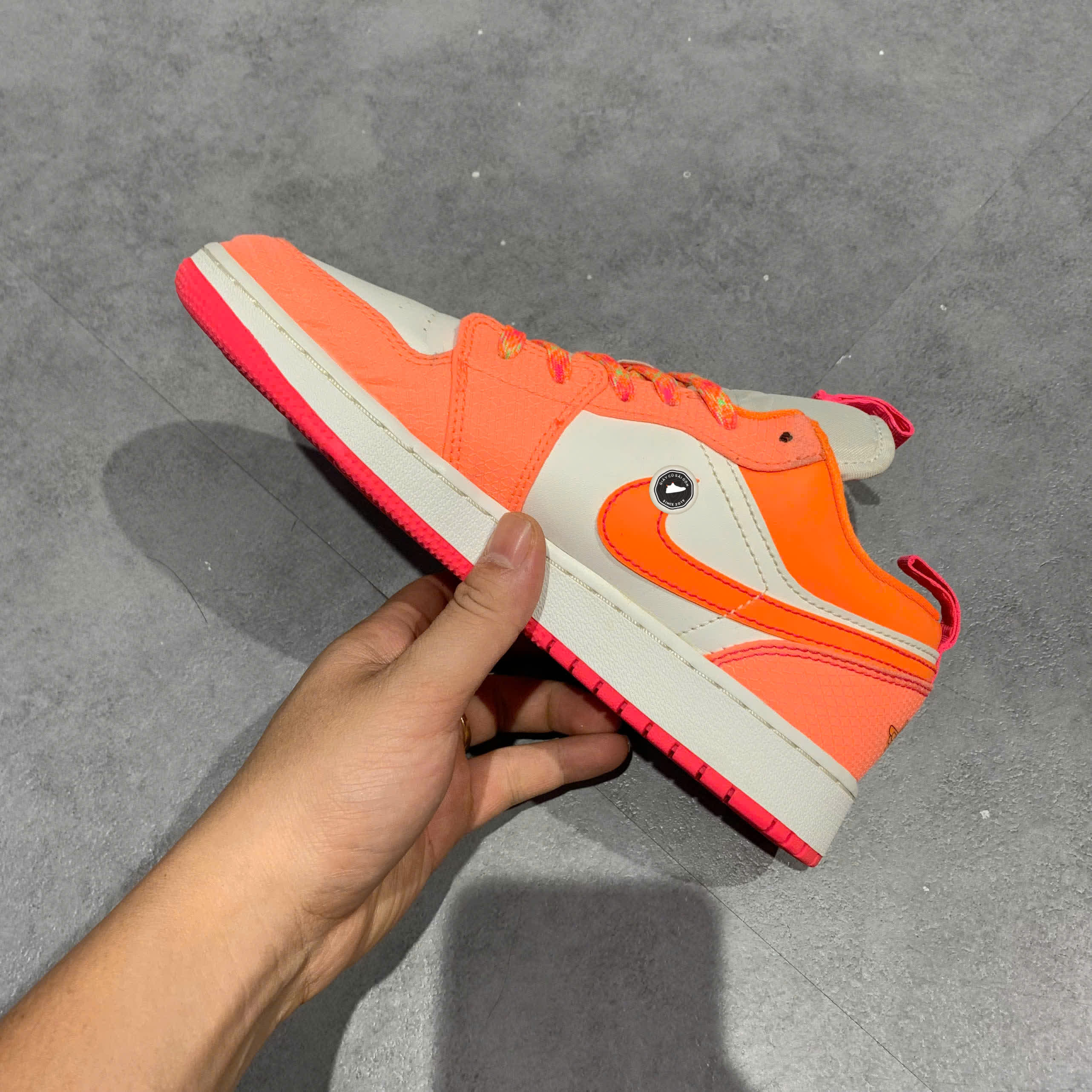 AIR JORDAN 1 LOW UTILITY GS 'CRIMSON PULSE' DJ0530-801 SIZE 38 GIÀY 2HAND CHÍNH HÃNG PVN20726