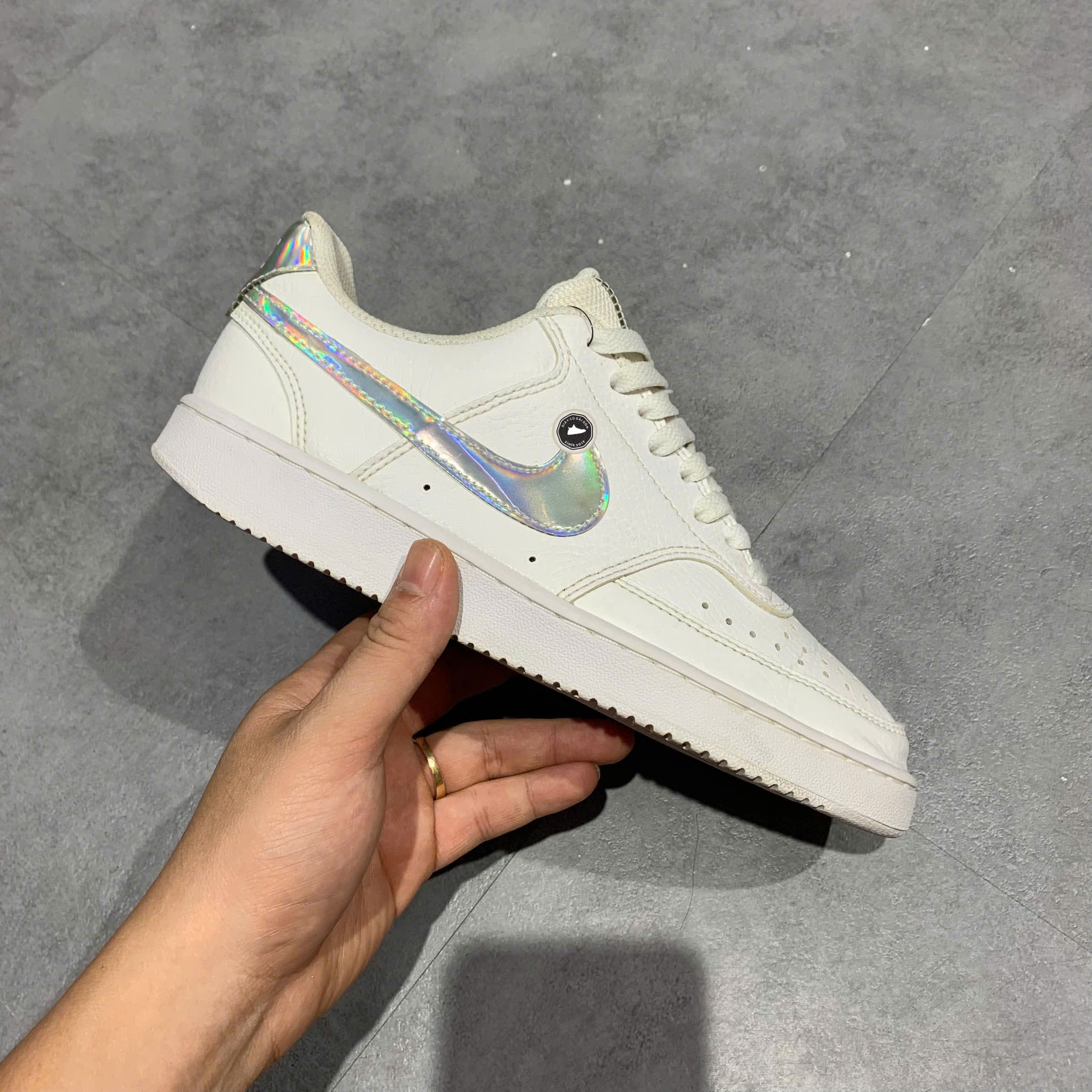 NIKE WMNS COURT VISION LOW 'WHITE' CW5596 100 SIZE 38.5 GIÀY 2HAND CHÍNH HÃNG PVN20745