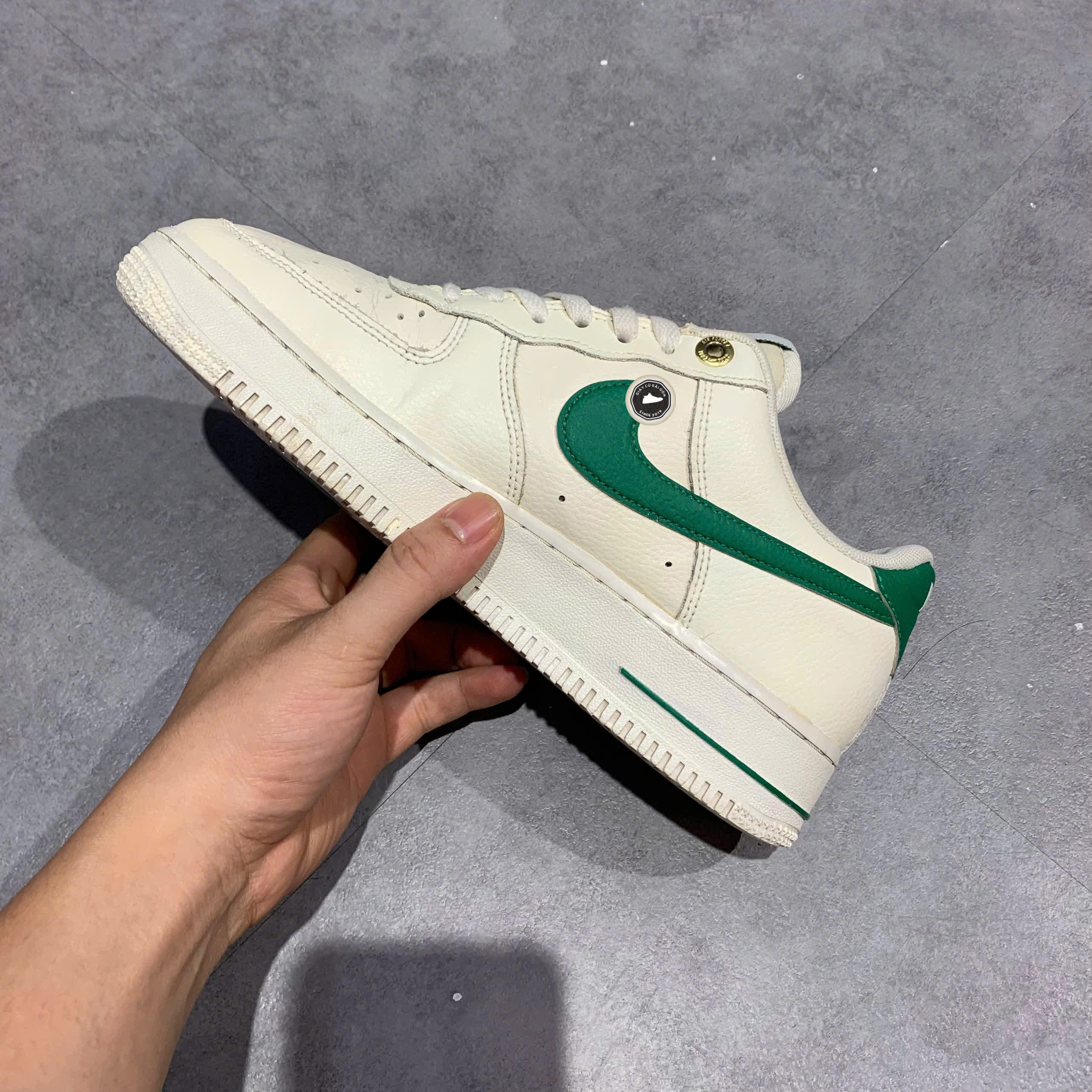 NIKE AIR FORCE 1 '07 LV8 "40TH ANNIVERSARY SAIL MALACHITE" DQ7658-101 SIZE 39 GIÀY 2HAND CHÍNH HÃNG PVN20804