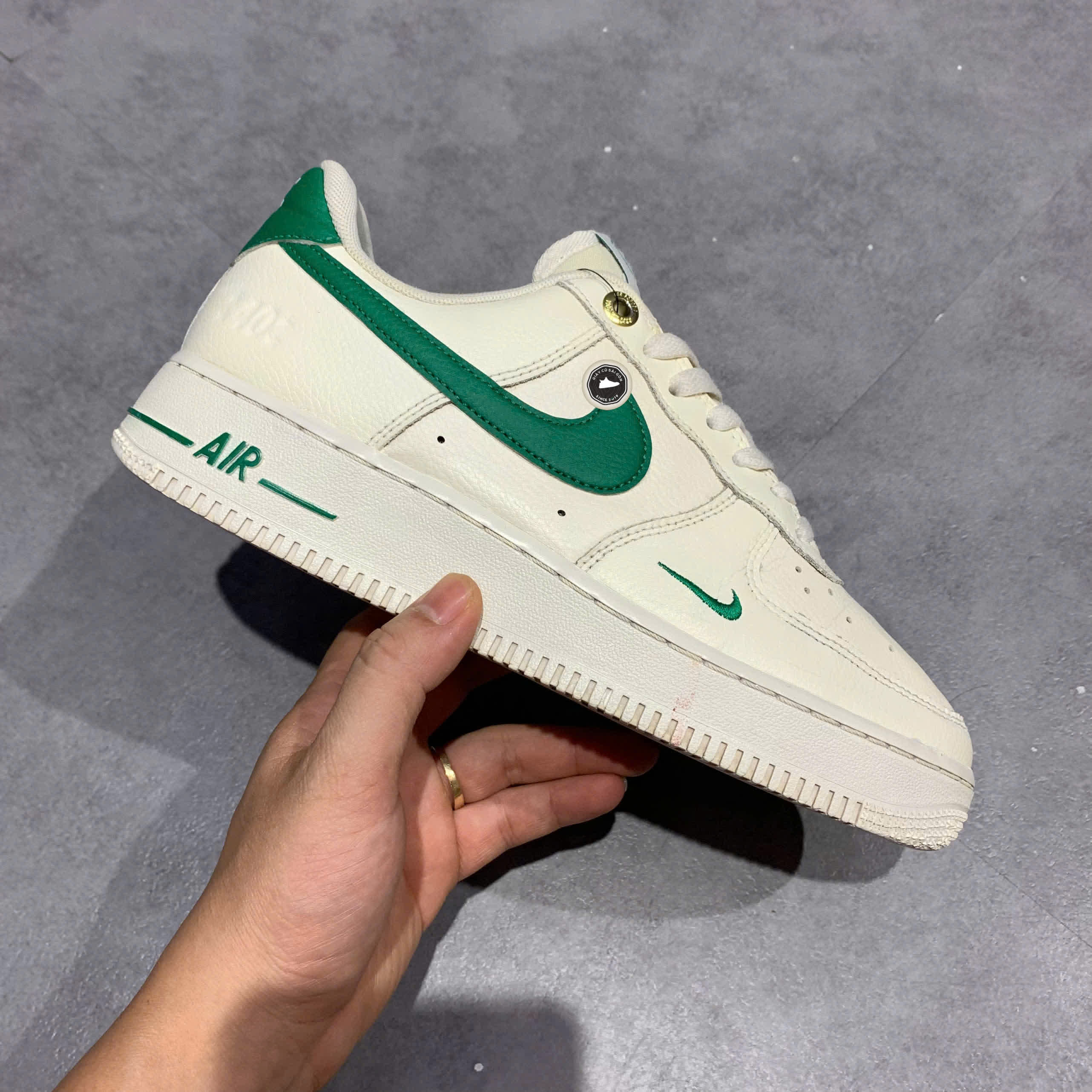 NIKE AIR FORCE 1 '07 LV8 "40TH ANNIVERSARY SAIL MALACHITE" DQ7658-101 SIZE 39 GIÀY 2HAND CHÍNH HÃNG PVN20804
