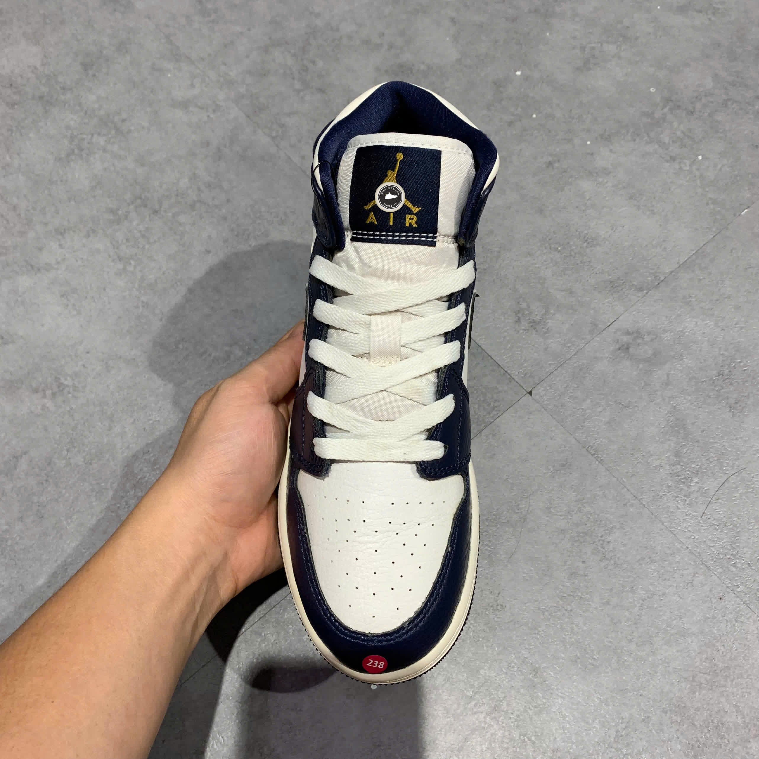 NIKE AIR JORDAN 1 MID GS OBSIDIAN WHITE METALLIC GOLD 554725-174 SIZE 37.5 GIÀY 2HAND CHÍNH HÃNG PVN20742