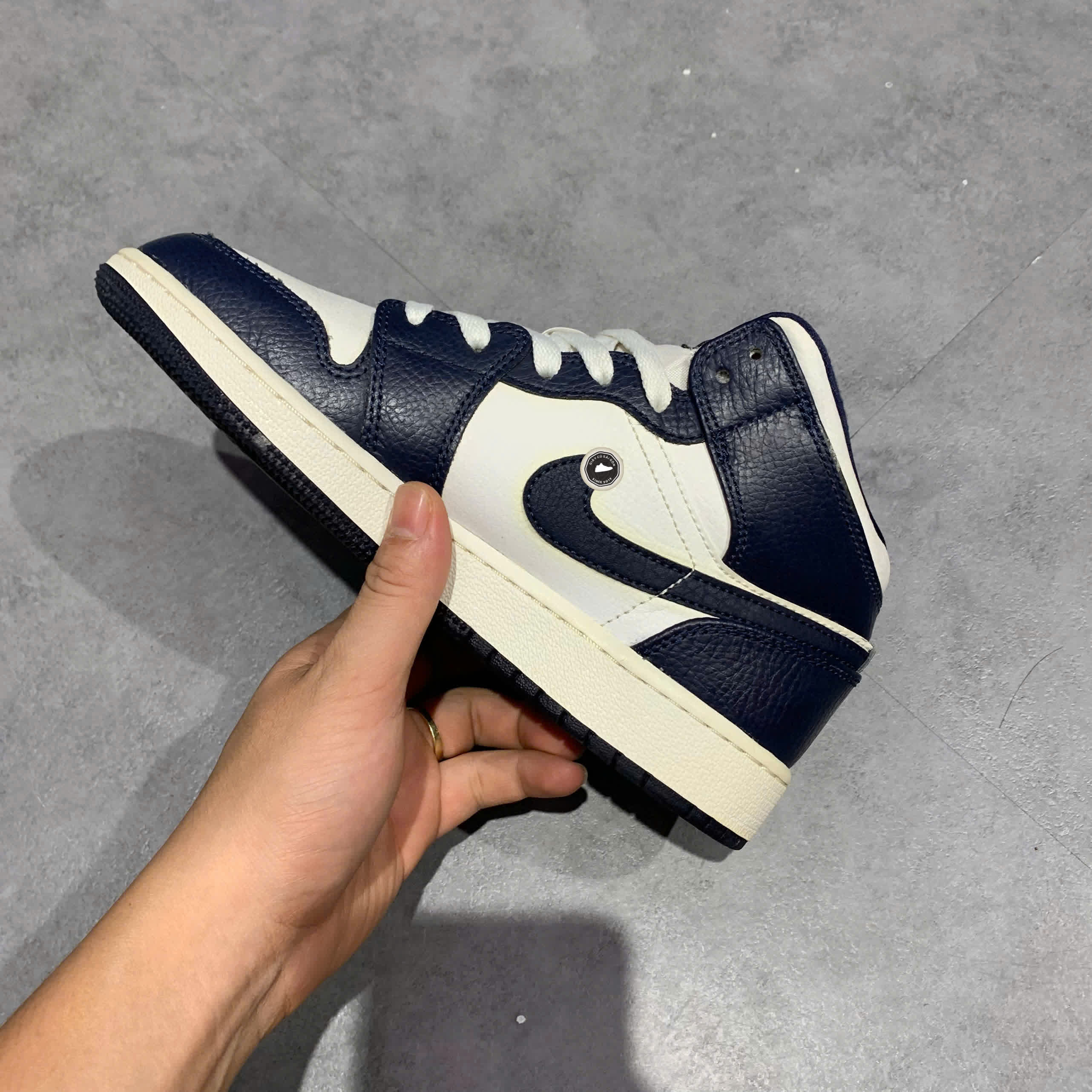 NIKE AIR JORDAN 1 MID GS OBSIDIAN WHITE METALLIC GOLD 554725-174 SIZE 37.5 GIÀY 2HAND CHÍNH HÃNG PVN20742