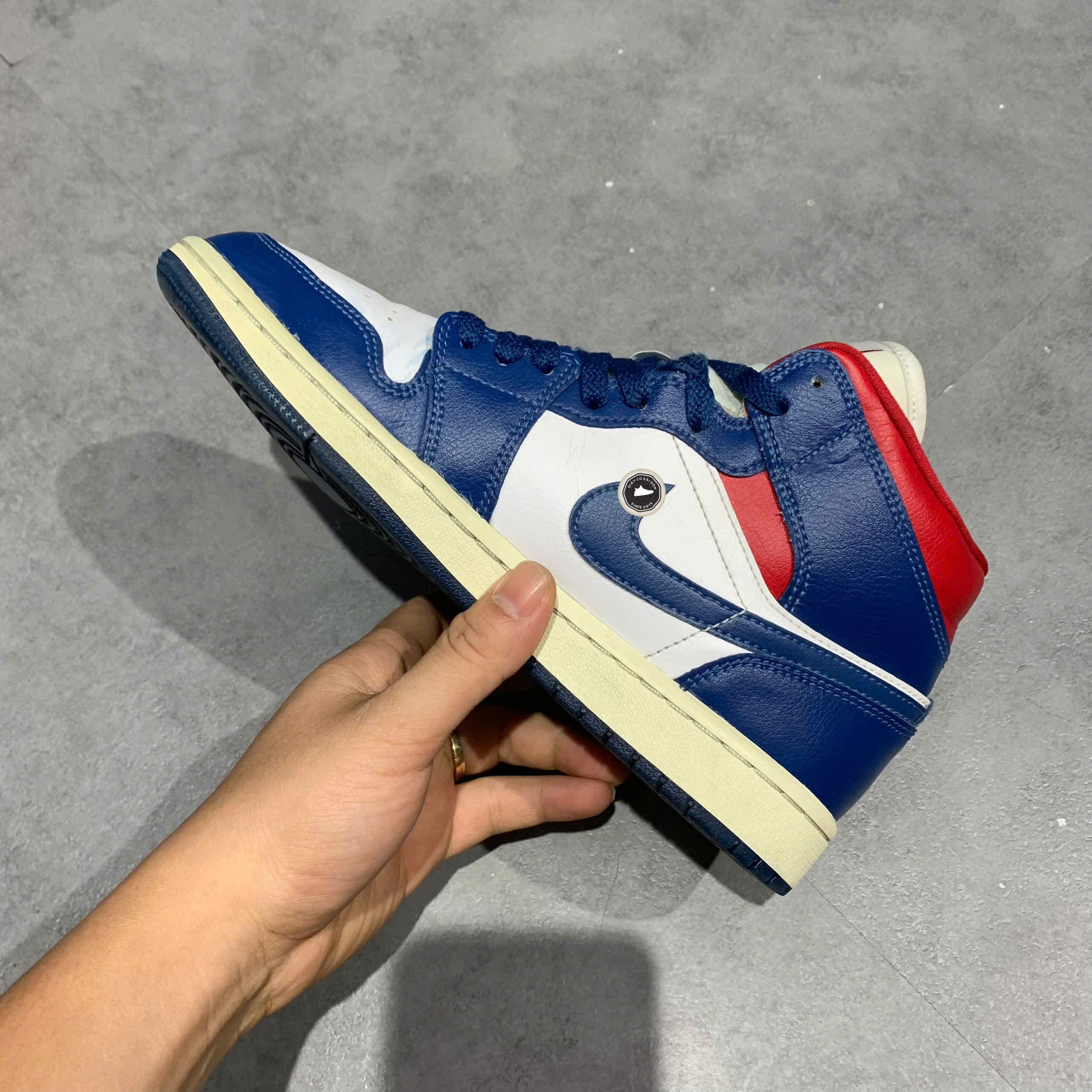 NIKE AIR JORDAN 1 MID WHITE/FRENCH BLUE/GYM RED BQ6472 146 SIZE 38.5 GIÀY 2HAND CHÍNH HÃNG PVN20802