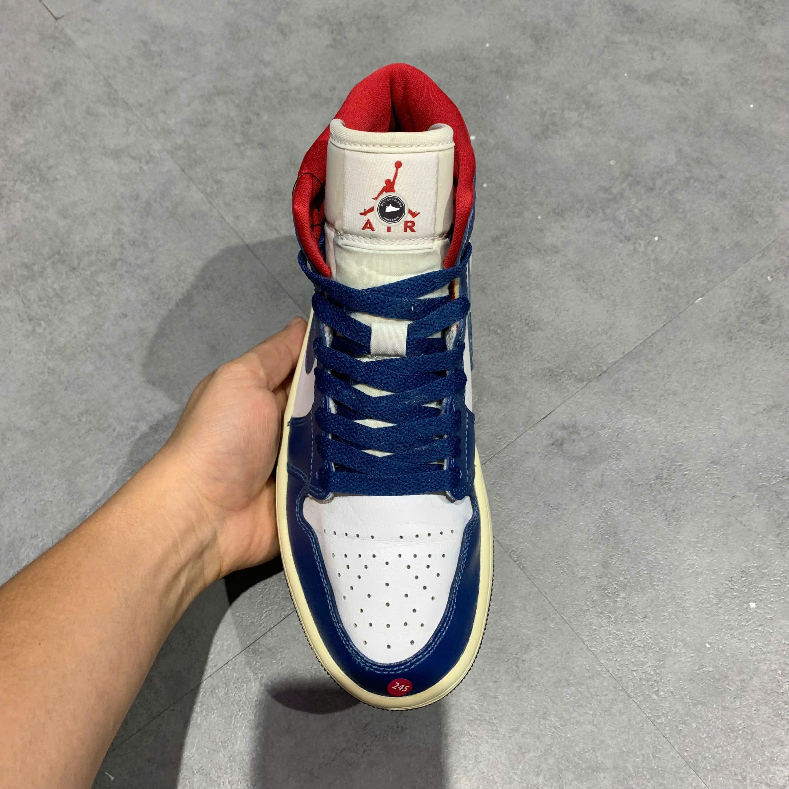 NIKE AIR JORDAN 1 MID WHITE/FRENCH BLUE/GYM RED BQ6472 146 SIZE 38.5 GIÀY 2HAND CHÍNH HÃNG PVN20802