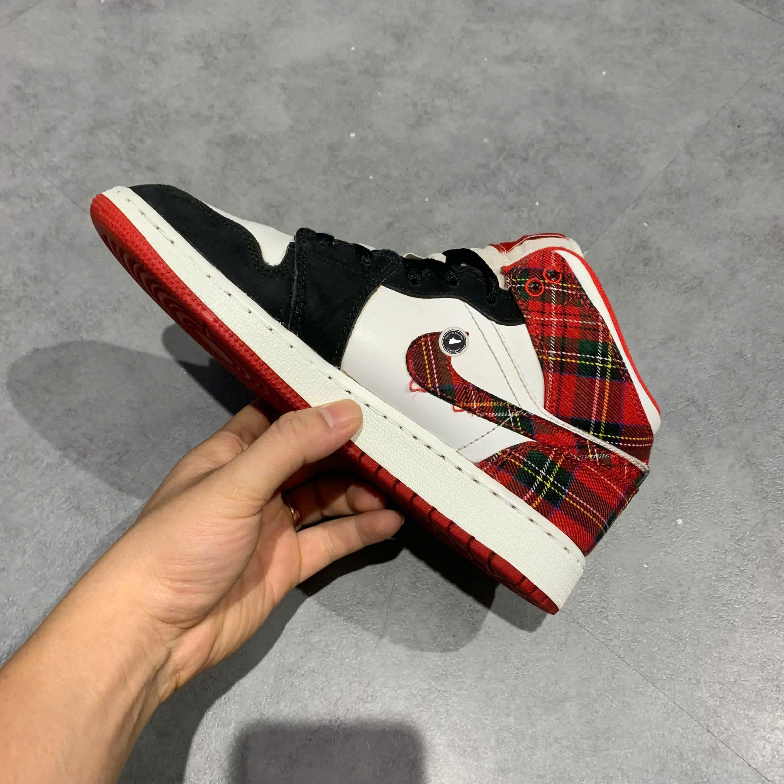 NIKE AIR JORDAN 1 MID WHITE PLAID (GS) 554725 607 SIZE 38.5 GIÀY 2HAND CHÍNH HÃNG PVN20801