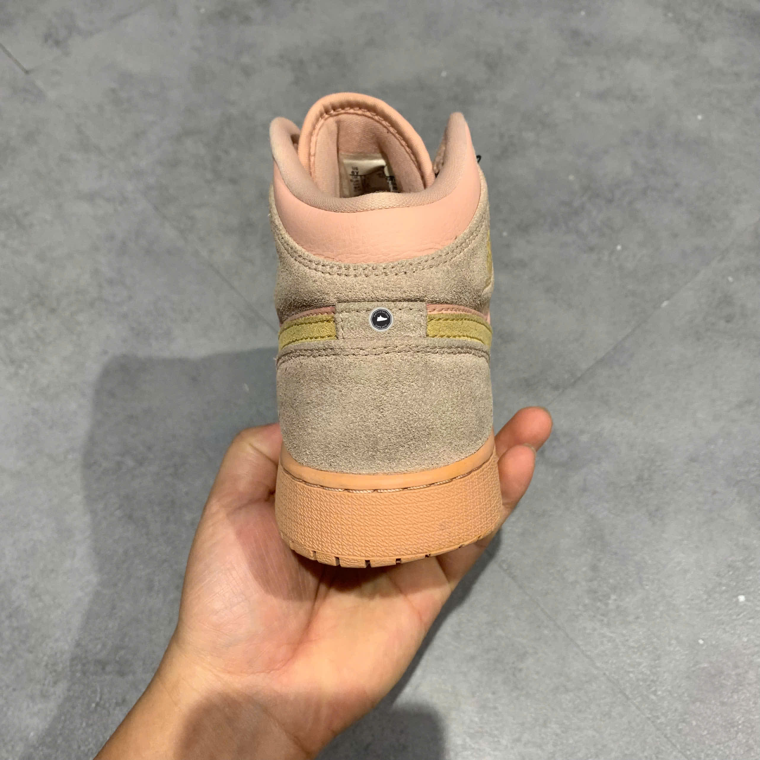 NIKE AIR JORDAN 1 MID SE (GS) 'CORAL STARDUST' BQ6931 600 SIZE 38.5 GIÀY 2HAND CHÍNH HÃNG PVN20736