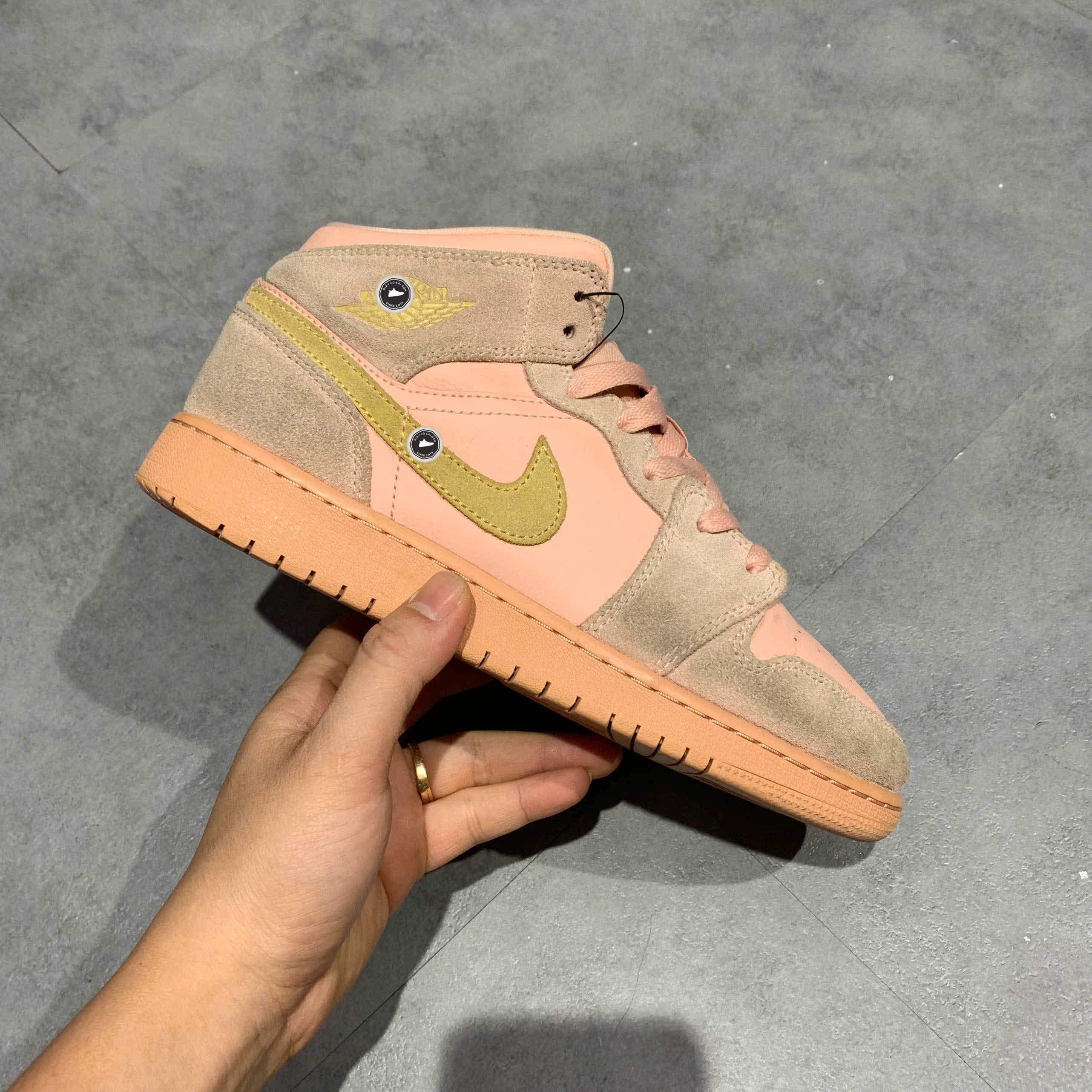 NIKE AIR JORDAN 1 MID SE (GS) 'CORAL STARDUST' BQ6931 600 SIZE 38.5 GIÀY 2HAND CHÍNH HÃNG PVN20736