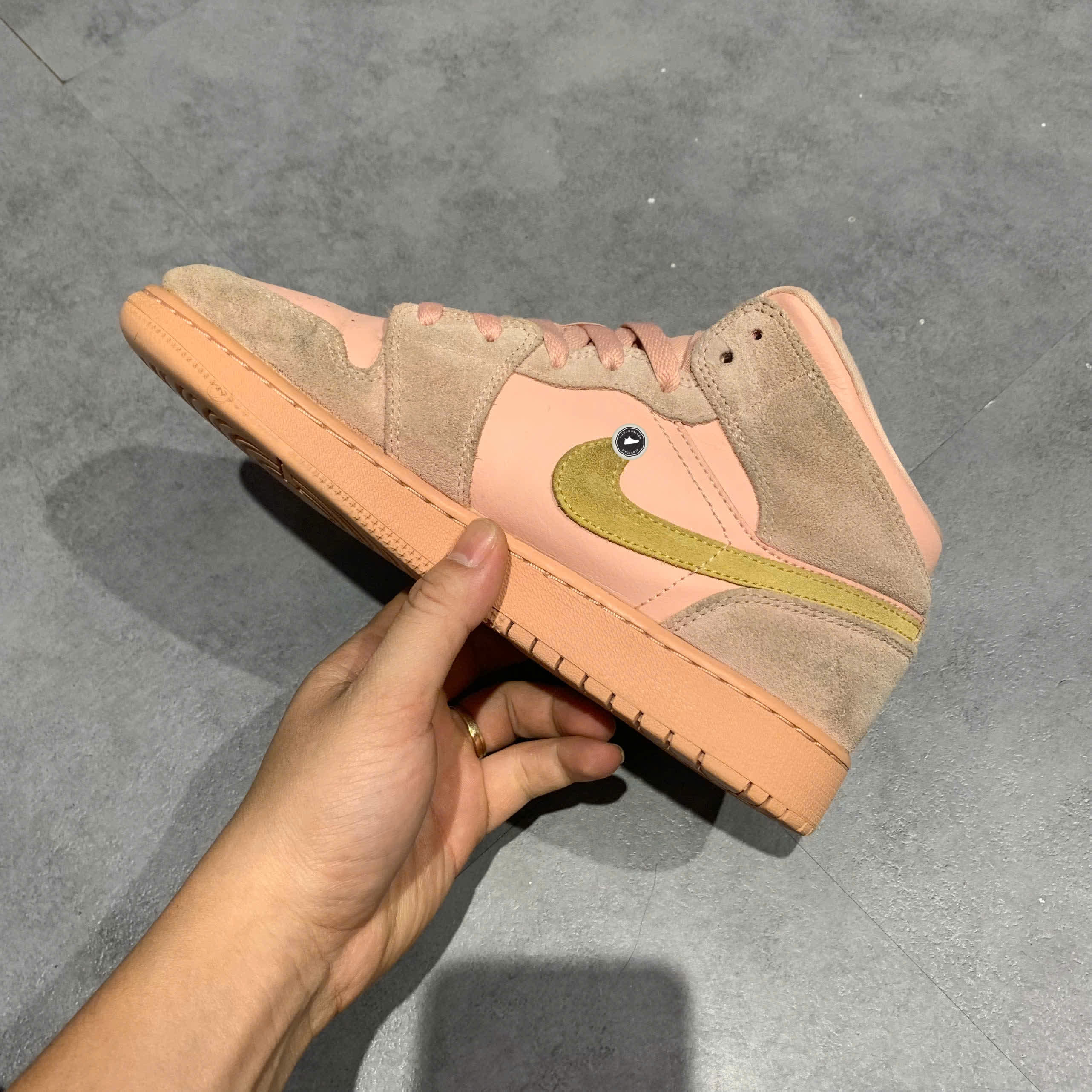 NIKE AIR JORDAN 1 MID SE (GS) 'CORAL STARDUST' BQ6931 600 SIZE 38.5 GIÀY 2HAND CHÍNH HÃNG PVN20736