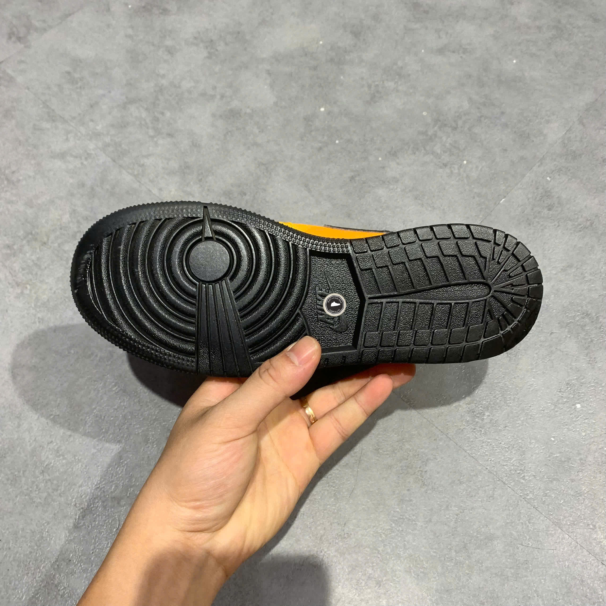 AIR JORDAN 1 MID 'UNIVERSITY GOLD BLACK' (GS) 554725-700 SIZE 36.5 GIÀY 2HAND CHÍNH HÃNG PVN20739