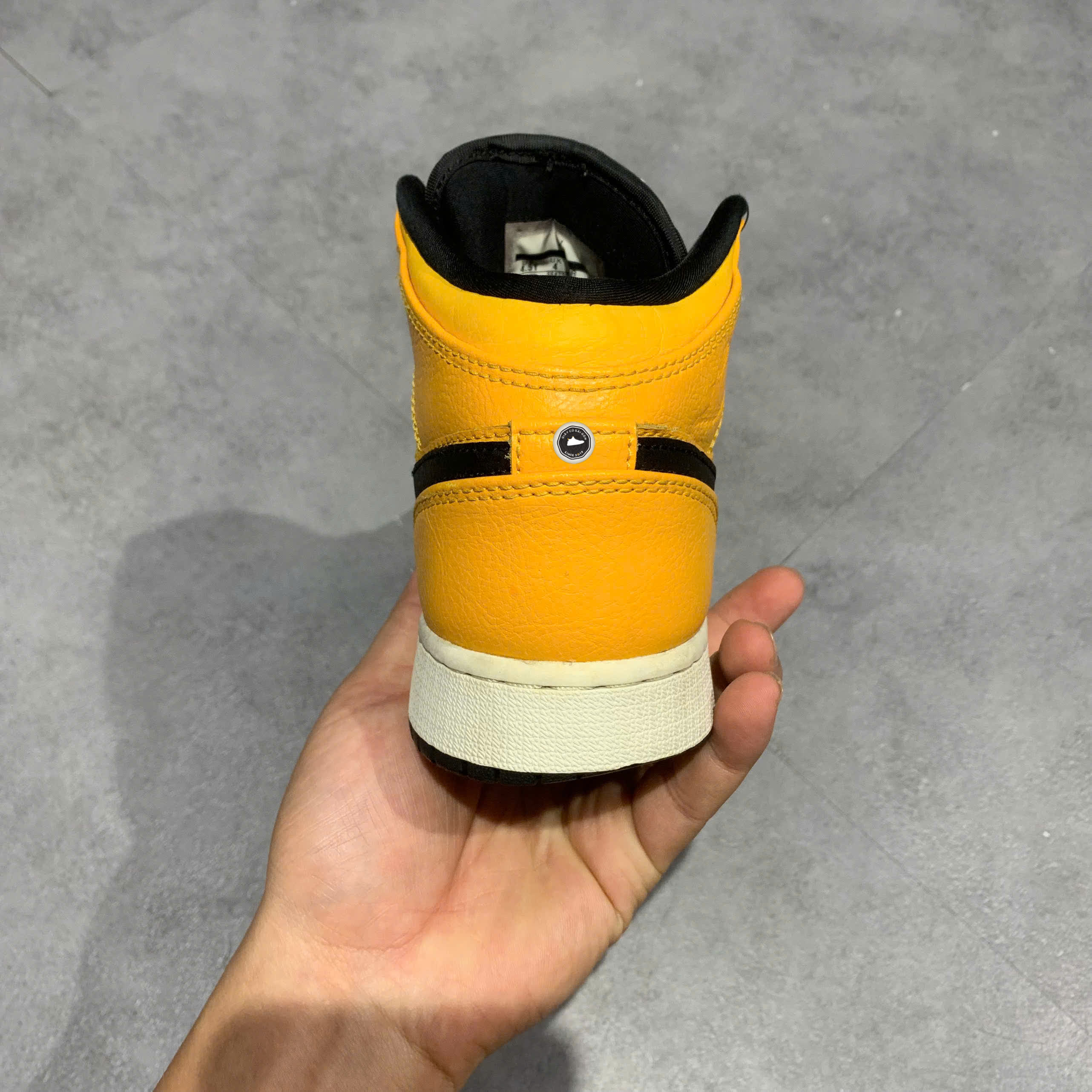 AIR JORDAN 1 MID 'UNIVERSITY GOLD BLACK' (GS) 554725-700 SIZE 36.5 GIÀY 2HAND CHÍNH HÃNG PVN20739