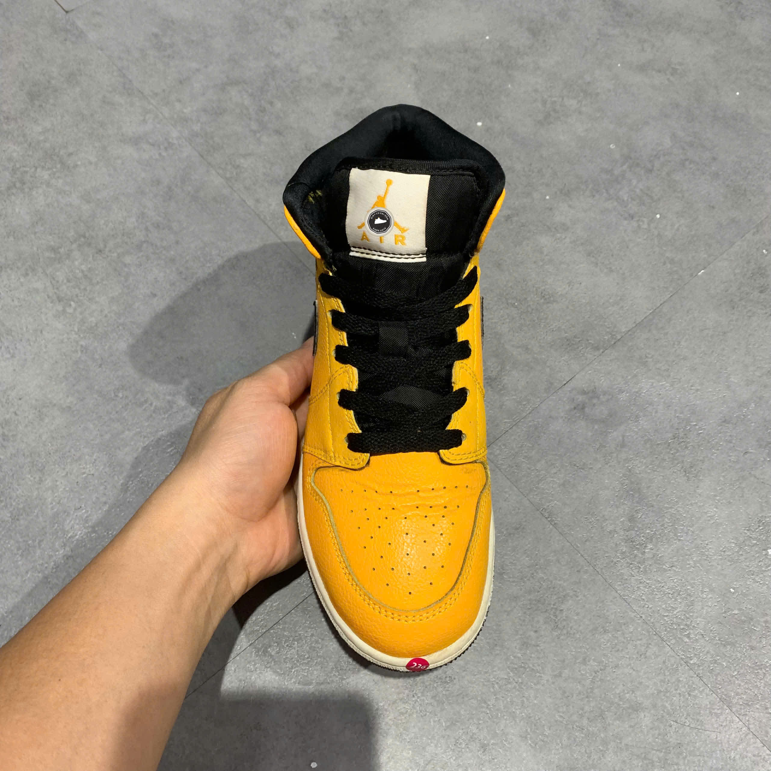 AIR JORDAN 1 MID 'UNIVERSITY GOLD BLACK' (GS) 554725-700 SIZE 36.5 GIÀY 2HAND CHÍNH HÃNG PVN20739