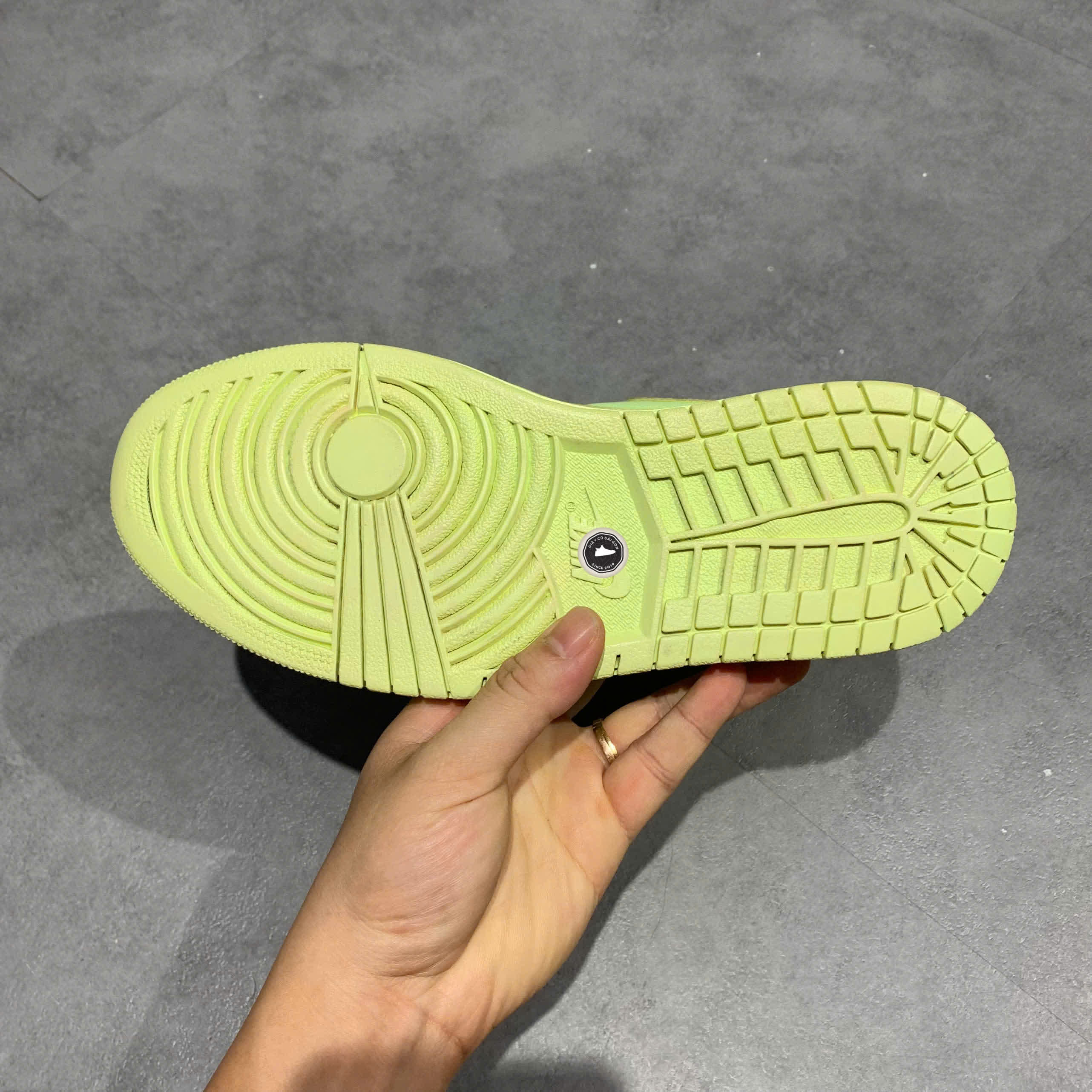 JORDAN 1 RETRO HIGH BARELY VOLT (WOMEN'S) AH7389 700 SIZE 39 GIÀY 2HAND CHÍNH HÃNG PVN20438