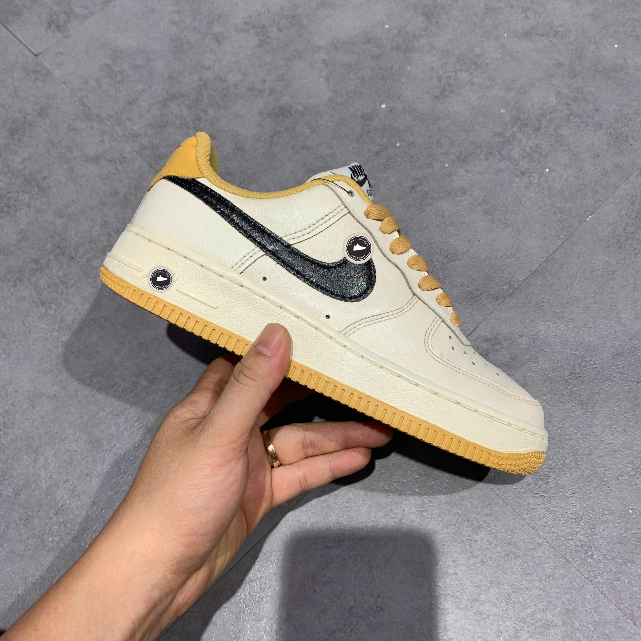 NIKE AIR FORCE 1 '07 LV8 'SAIL TAN BLACK' FD9063 101 SIZE 36.5 GIÀY 2HAND CHÍNH HÃNG PVN20800
